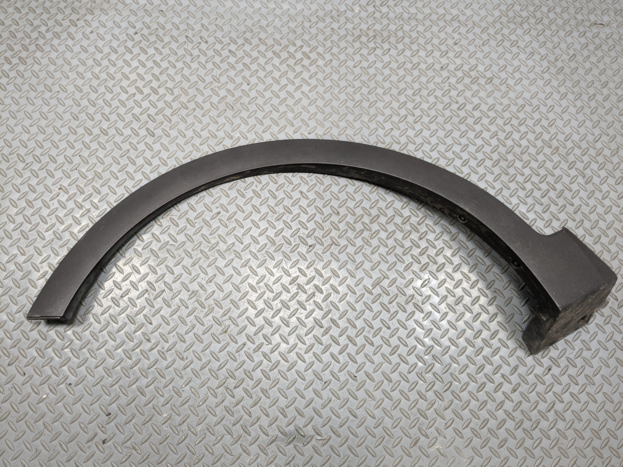 2013 - 2016 HYUNDAI SANTA FE OEM FENDER FLARE BODY MOLDING TRIM FRONT LEFT SIDE