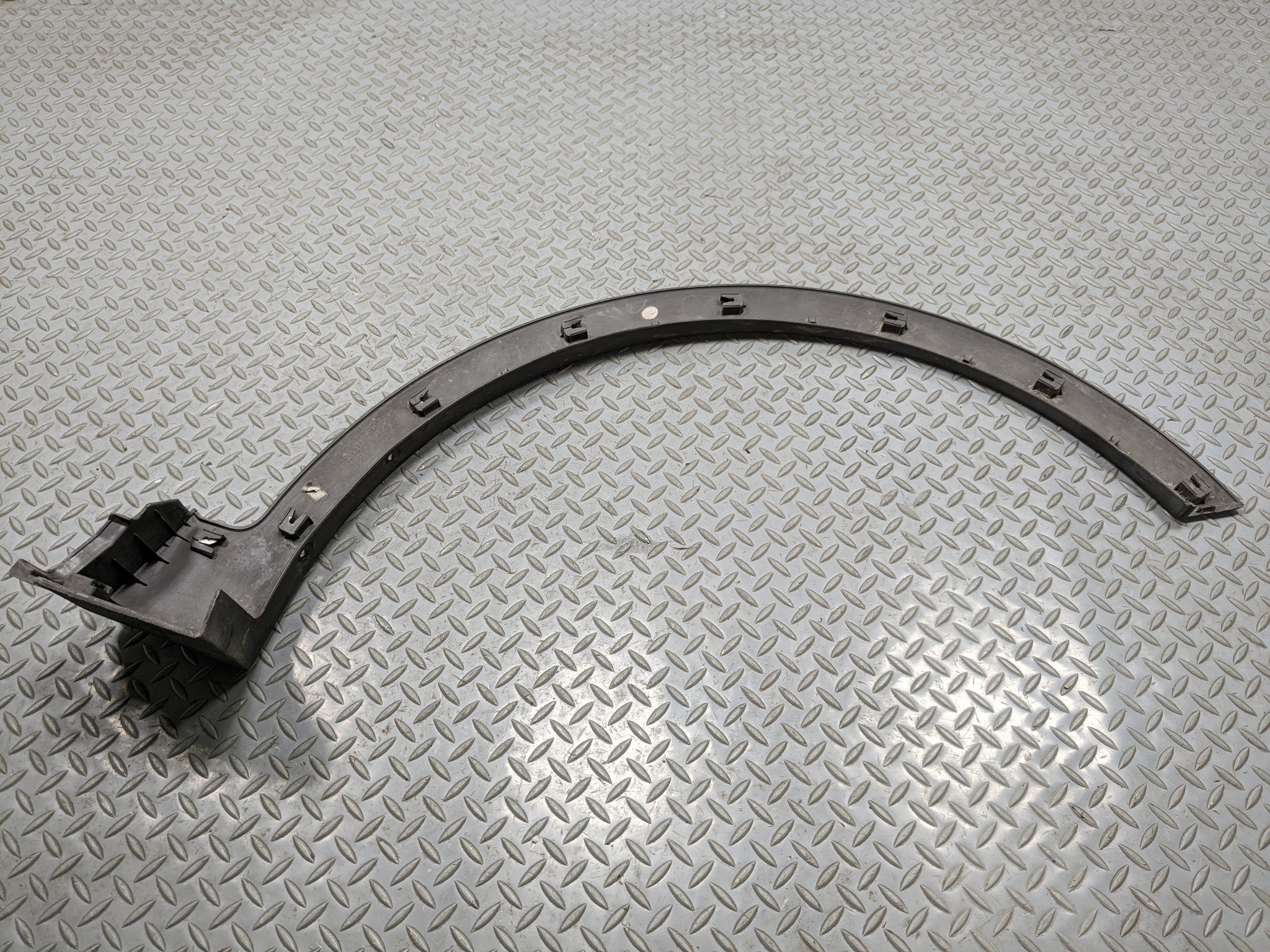 2013 - 2016 HYUNDAI SANTA FE OEM FENDER FLARE BODY MOLDING TRIM FRONT LEFT SIDE