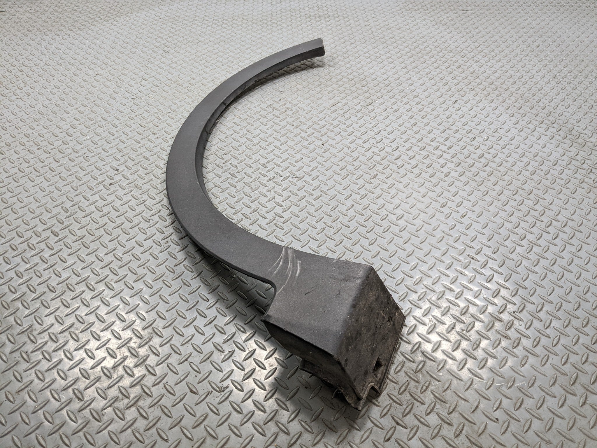 2013 - 2016 HYUNDAI SANTA FE OEM FENDER FLARE BODY MOLDING TRIM FRONT RIGHT SIDE