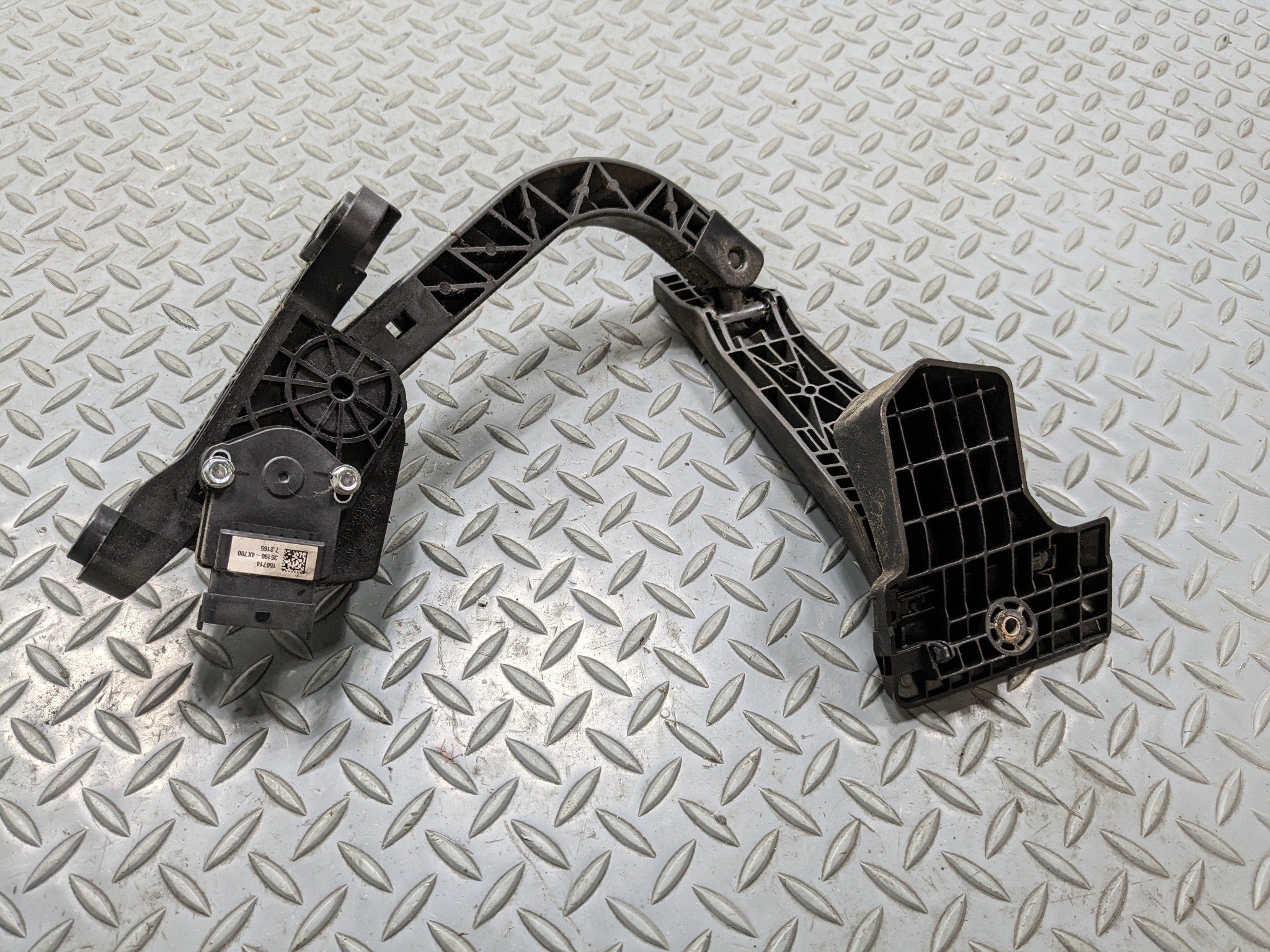 2013 - 2016 HYUNDAI SANTA FE OEM GAS THROTTLE ACCELERATOR PEDAL SENSOR BLACK