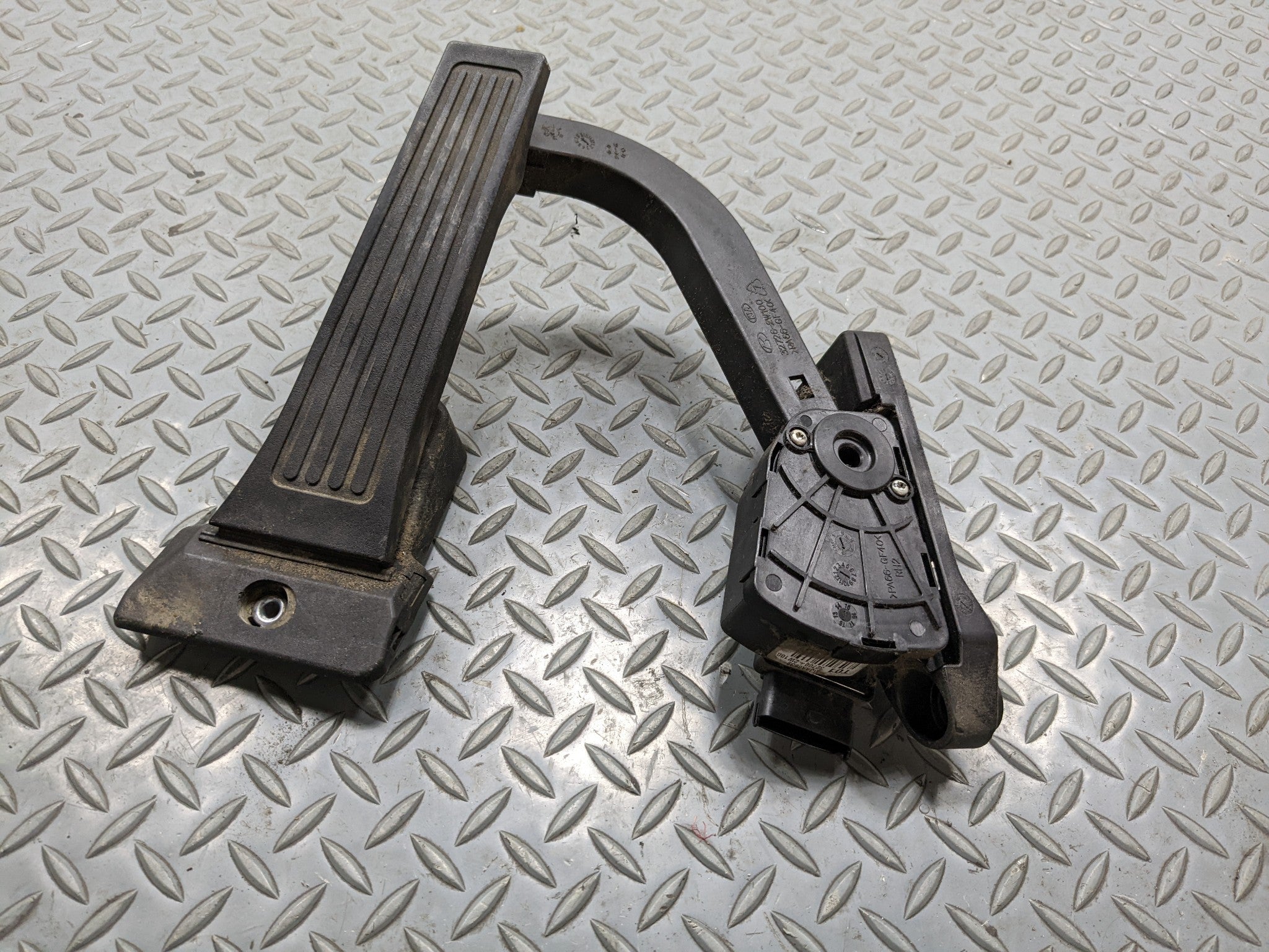 2013 - 2016 HYUNDAI SANTA FE OEM GAS THROTTLE ACCELERATOR PEDAL SENSOR BLACK