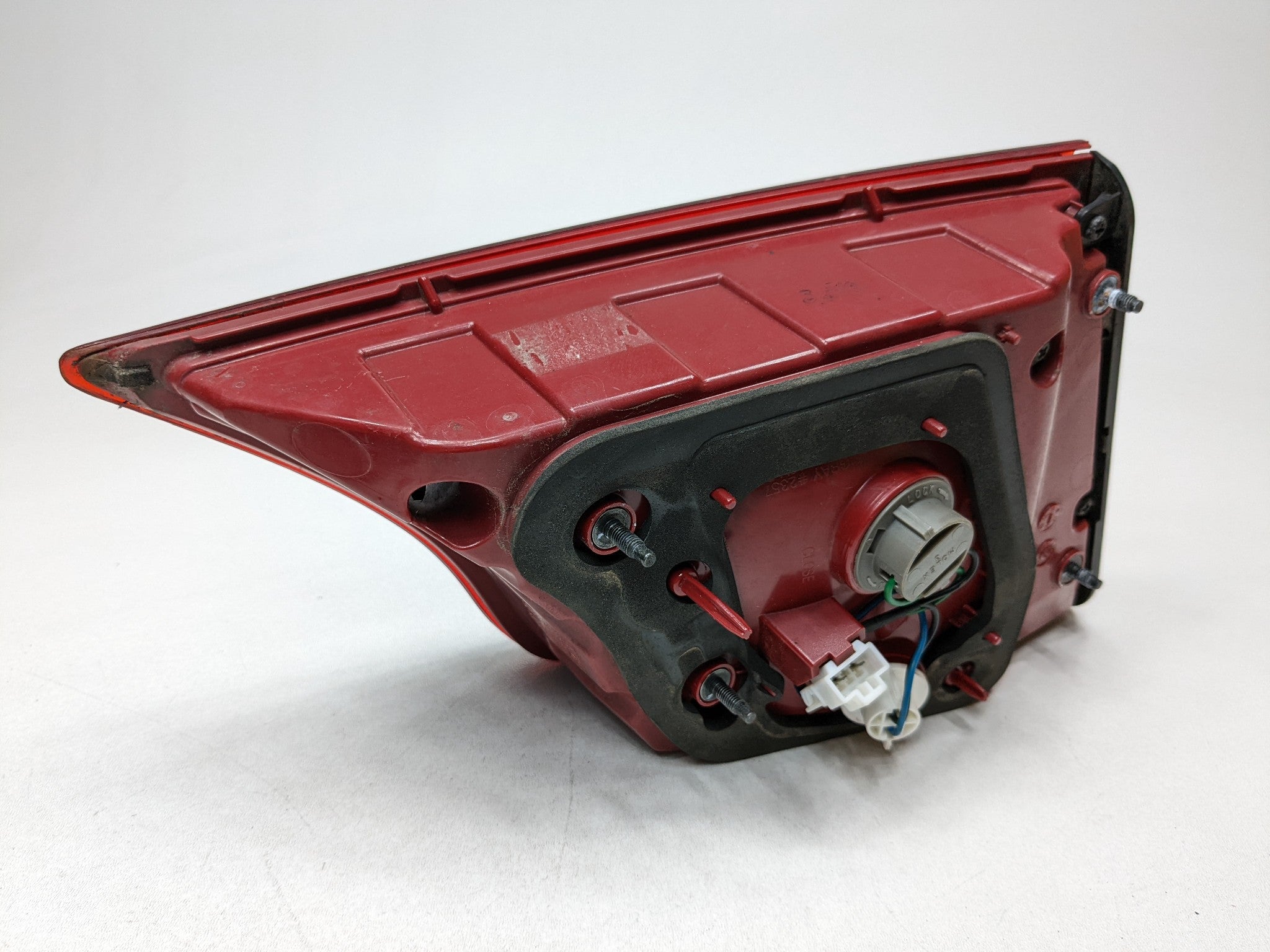 2013 - 2016 HYUNDAI SANTA FE OEM INNER TAIL LIGHT GATE MOUNTED REAR RIGHT SIDE