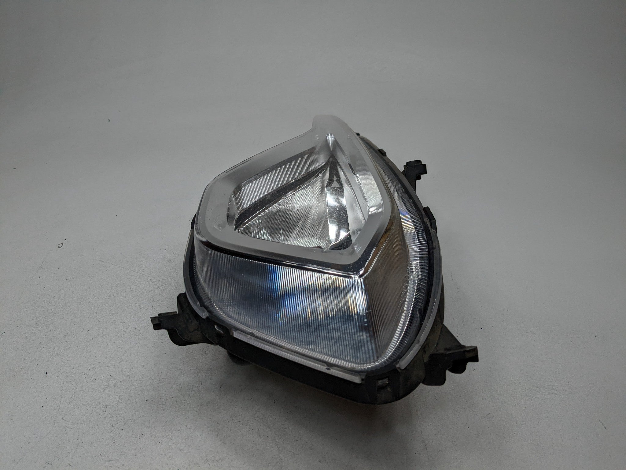 2013 - 2016 HYUNDAI SANTA FE OEM FOG LIGHT BUMPER MOUNTED FRONT LEFT DRIVER SIDE