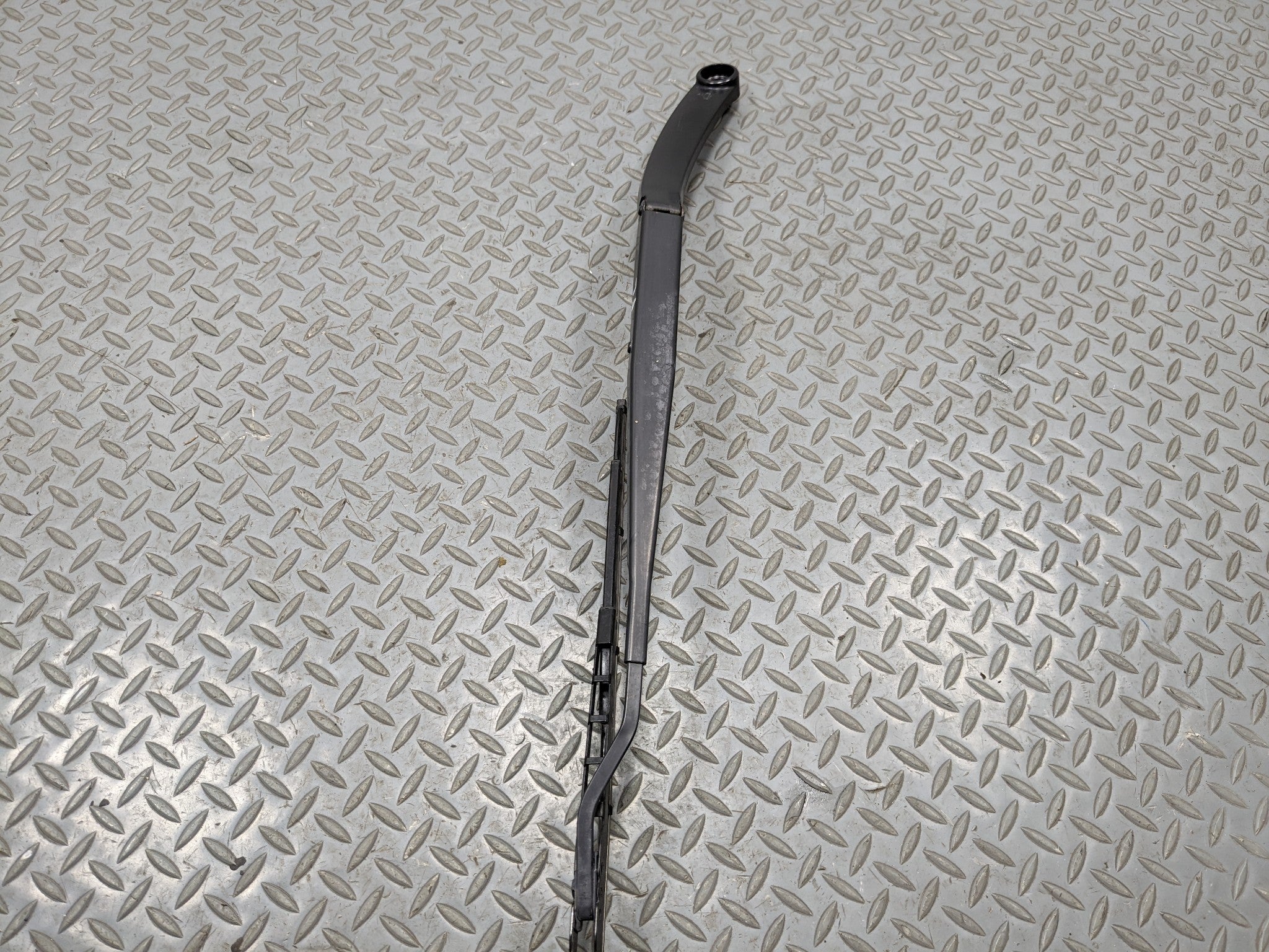2013 - 2016 HYUNDAI SANTA FE WINDSHIELD WIPER ARM WITH BLADE FRONT LEFT SIDE