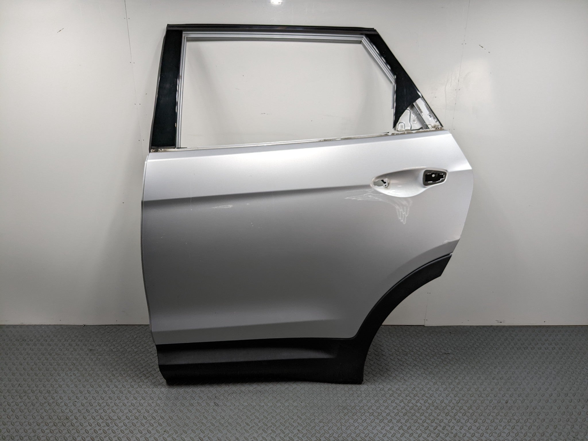 2013 - 2016 HYUNDAI SANTA FE OEM DOOR SHELL PANEL CIRCUIT SILVER REAR LEFT SIDE