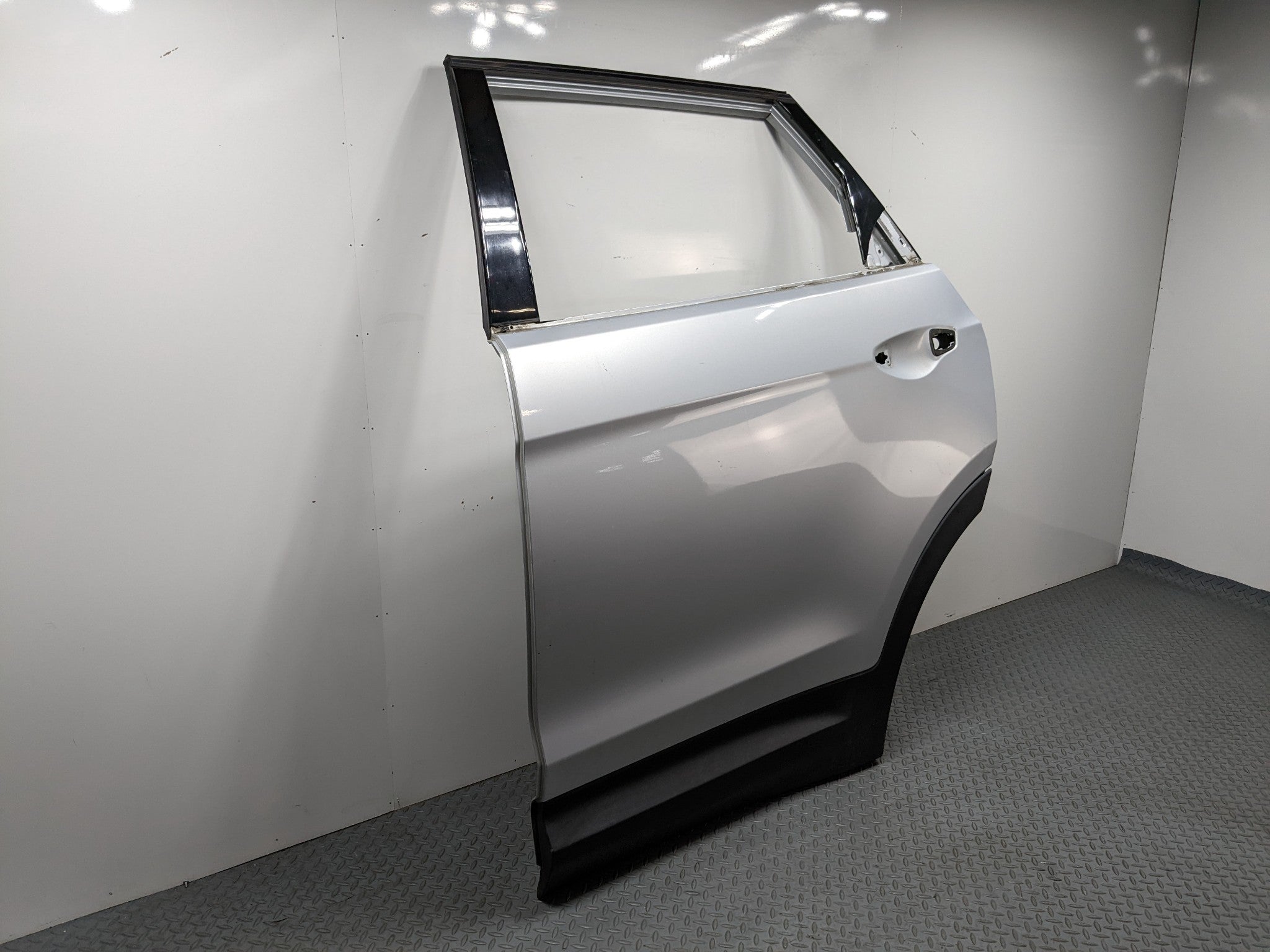 2013 - 2016 HYUNDAI SANTA FE OEM DOOR SHELL PANEL CIRCUIT SILVER REAR LEFT SIDE