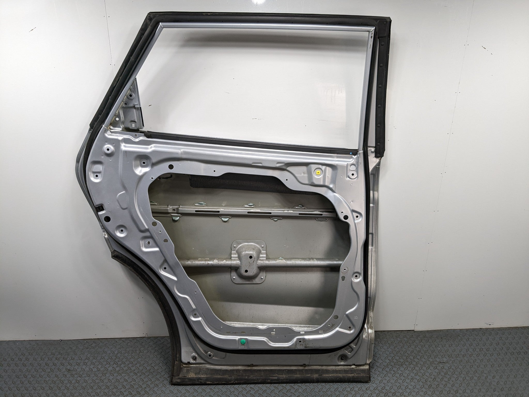 2013 - 2016 HYUNDAI SANTA FE OEM DOOR SHELL PANEL CIRCUIT SILVER REAR LEFT SIDE