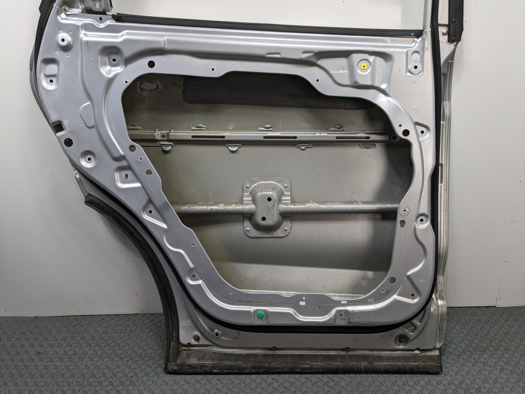 2013 - 2016 HYUNDAI SANTA FE OEM DOOR SHELL PANEL CIRCUIT SILVER REAR LEFT SIDE