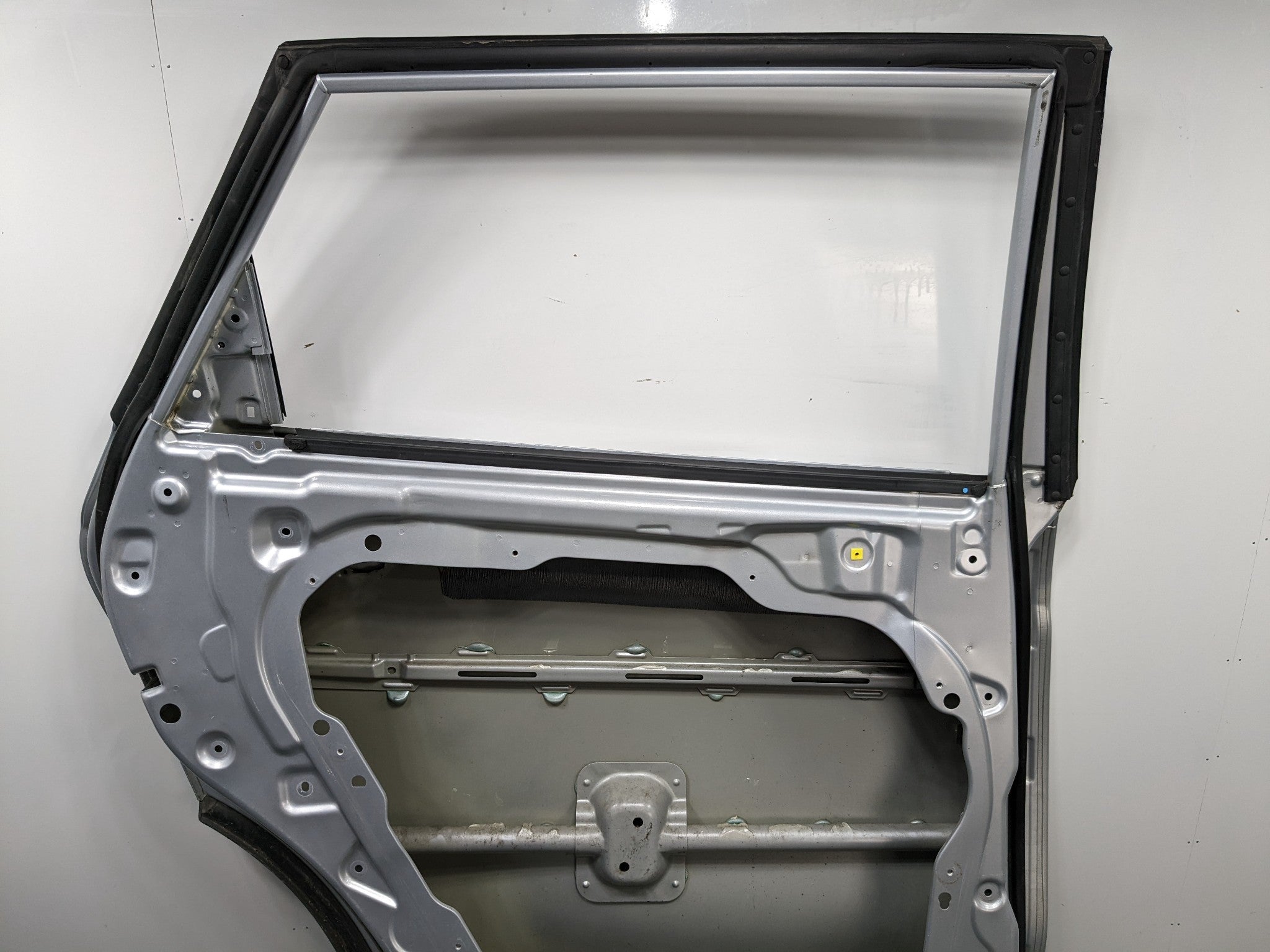 2013 - 2016 HYUNDAI SANTA FE OEM DOOR SHELL PANEL CIRCUIT SILVER REAR LEFT SIDE