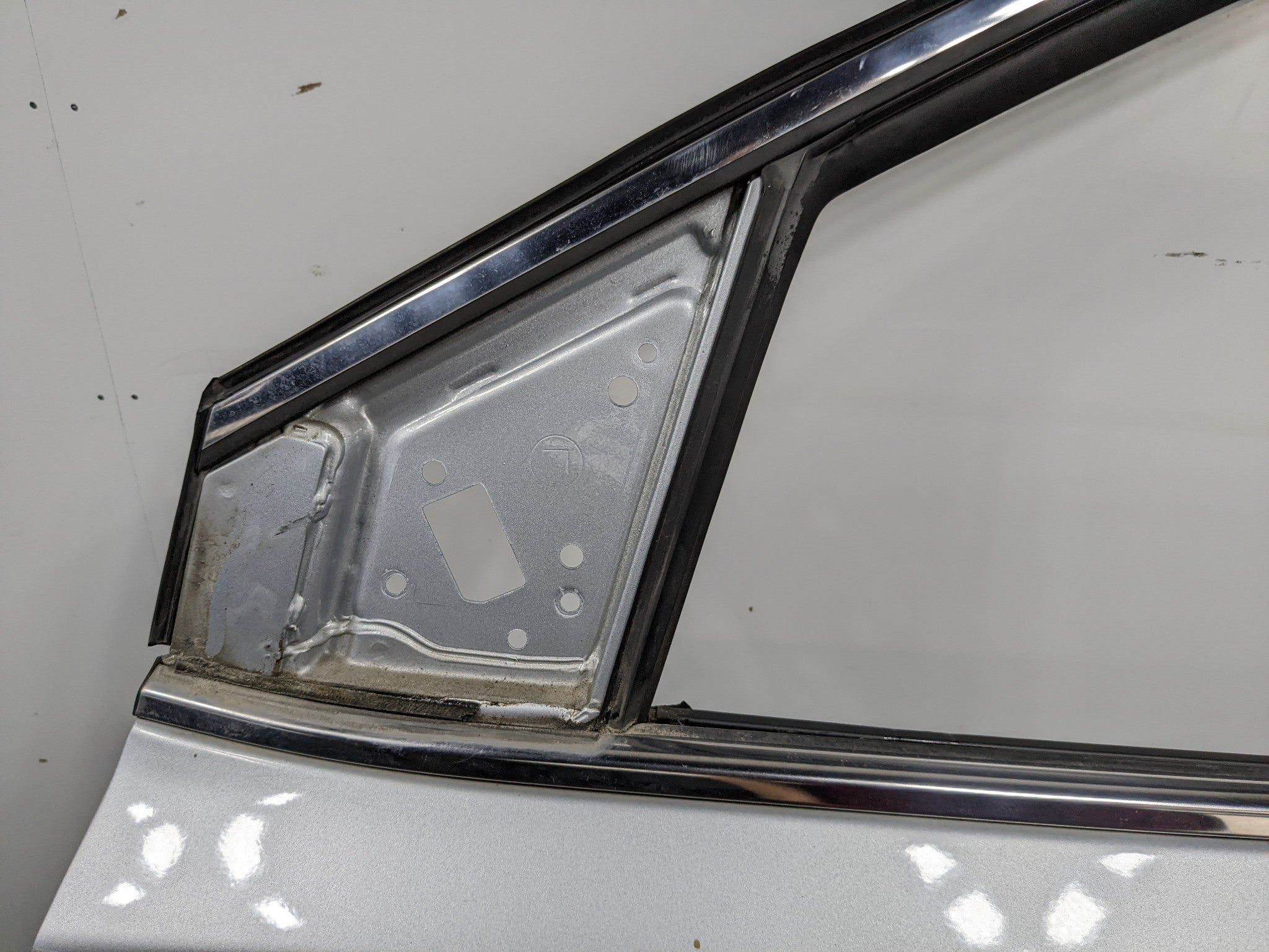 2013 - 2016 HYUNDAI SANTA FE OEM DOOR SHELL PANEL CIRCUIT SILVER FRONT LEFT SIDE