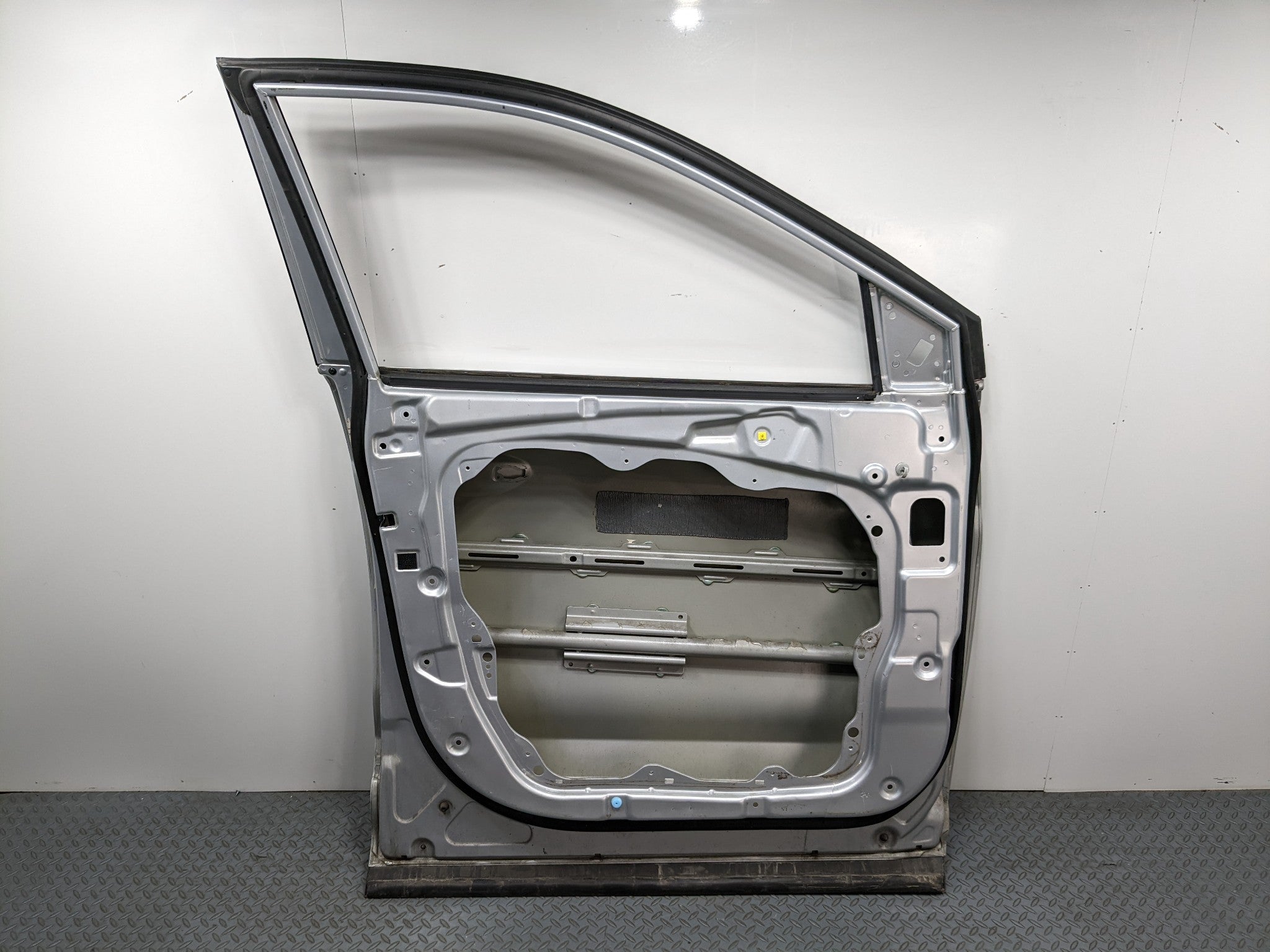 2013 - 2016 HYUNDAI SANTA FE OEM DOOR SHELL PANEL CIRCUIT SILVER FRONT LEFT SIDE