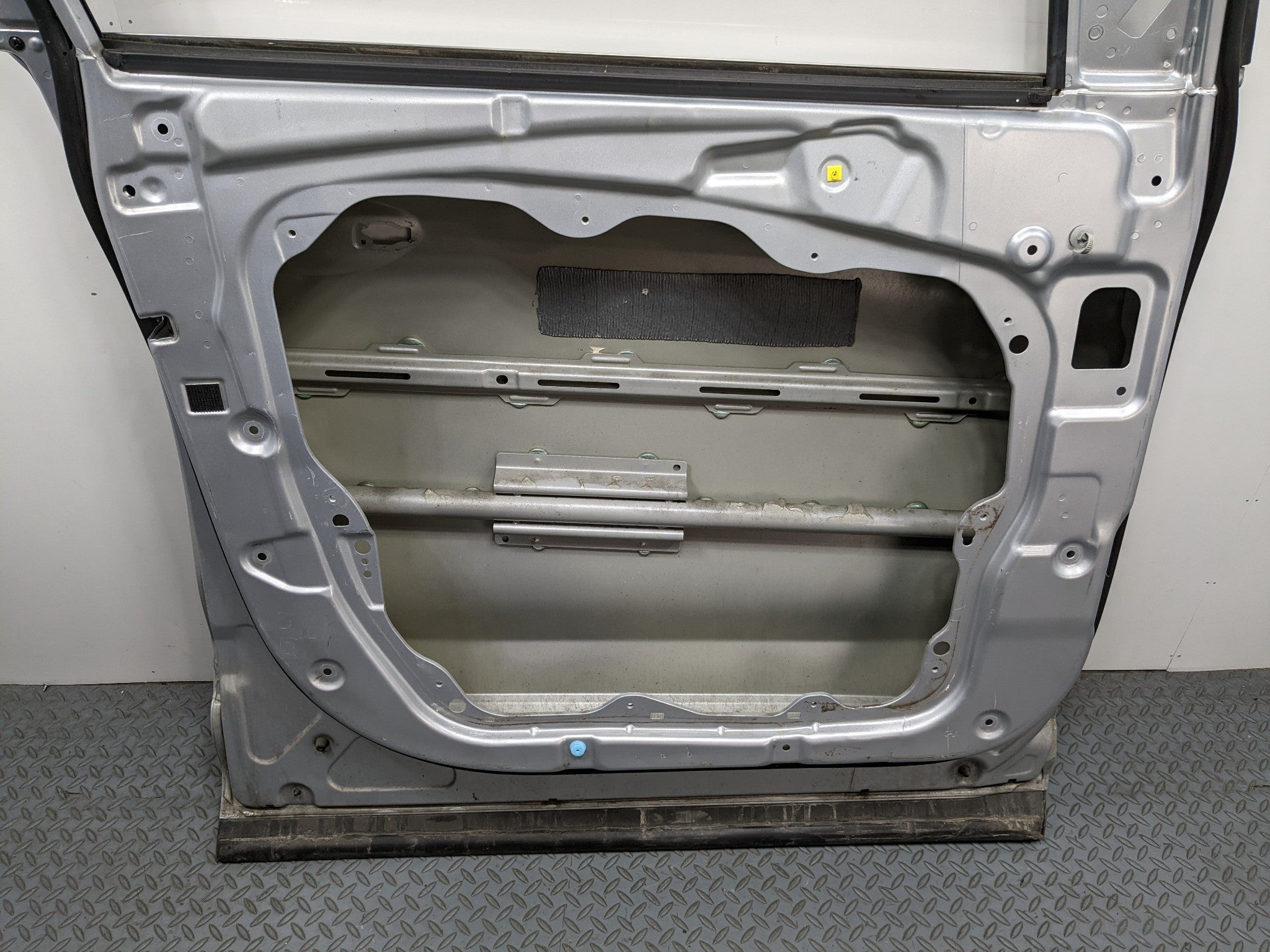 2013 - 2016 HYUNDAI SANTA FE OEM DOOR SHELL PANEL CIRCUIT SILVER FRONT LEFT SIDE
