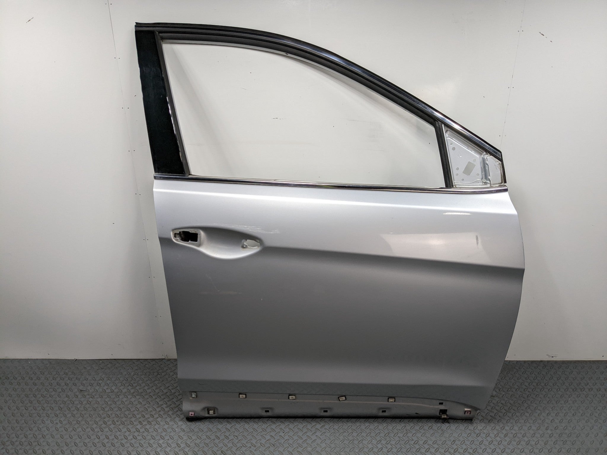2013 - 2016 HYUNDAI SANTA FE OEM DOOR SHELL PANEL CIRCUIT SILVER FRONT RIGHT