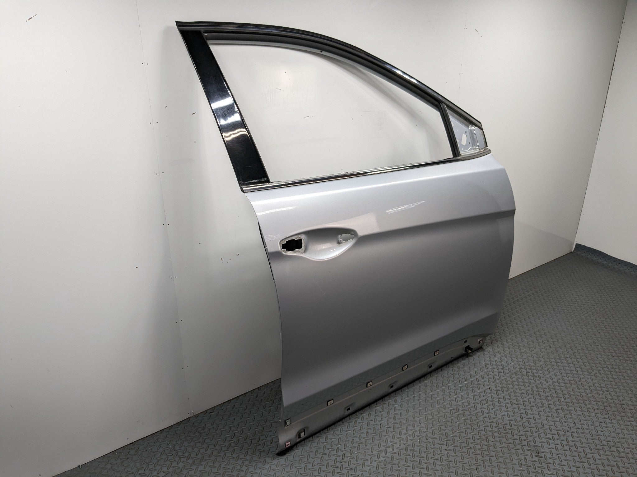 2013 - 2016 HYUNDAI SANTA FE OEM DOOR SHELL PANEL CIRCUIT SILVER FRONT RIGHT
