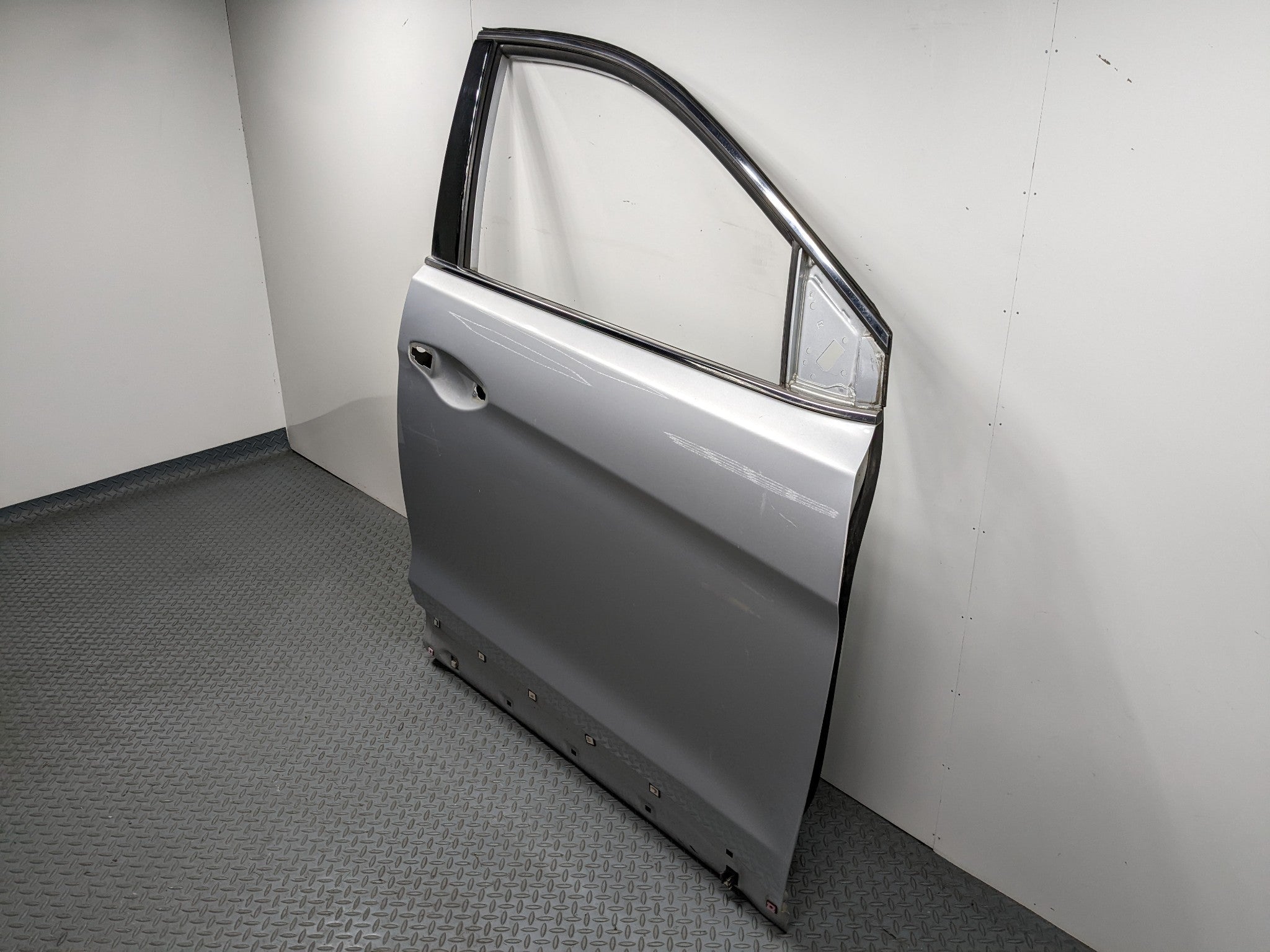 2013 - 2016 HYUNDAI SANTA FE OEM DOOR SHELL PANEL CIRCUIT SILVER FRONT RIGHT