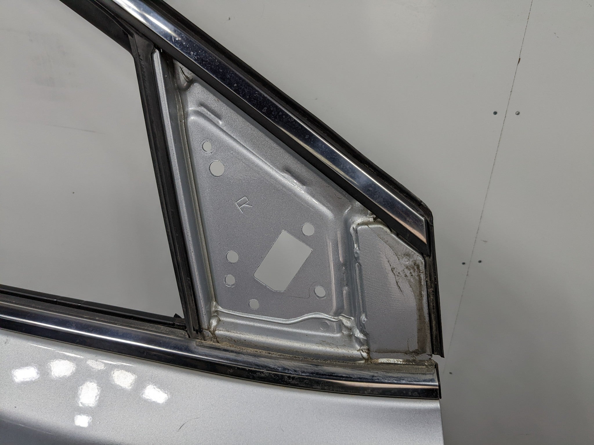 2013 - 2016 HYUNDAI SANTA FE OEM DOOR SHELL PANEL CIRCUIT SILVER FRONT RIGHT