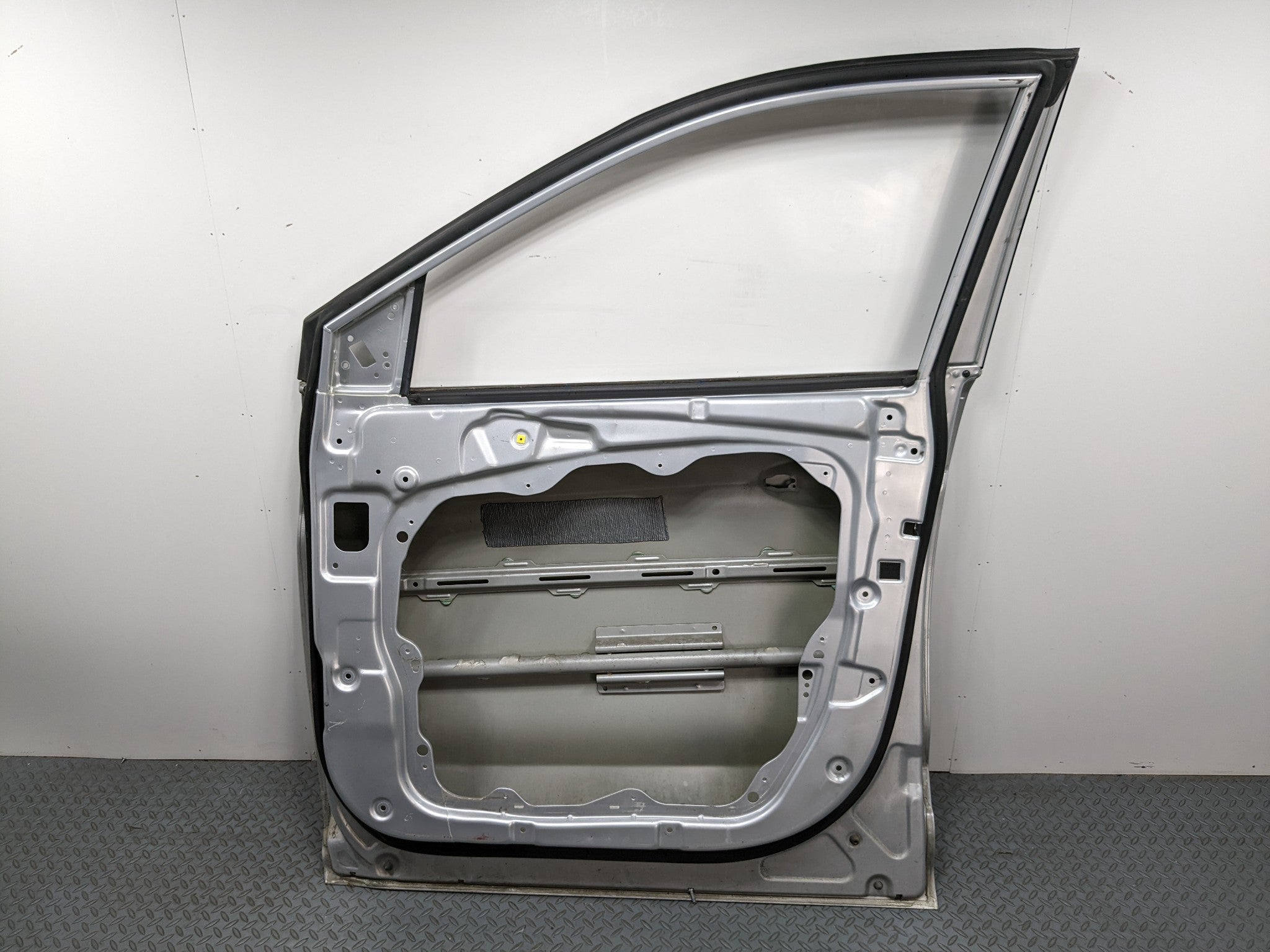 2013 - 2016 HYUNDAI SANTA FE OEM DOOR SHELL PANEL CIRCUIT SILVER FRONT RIGHT