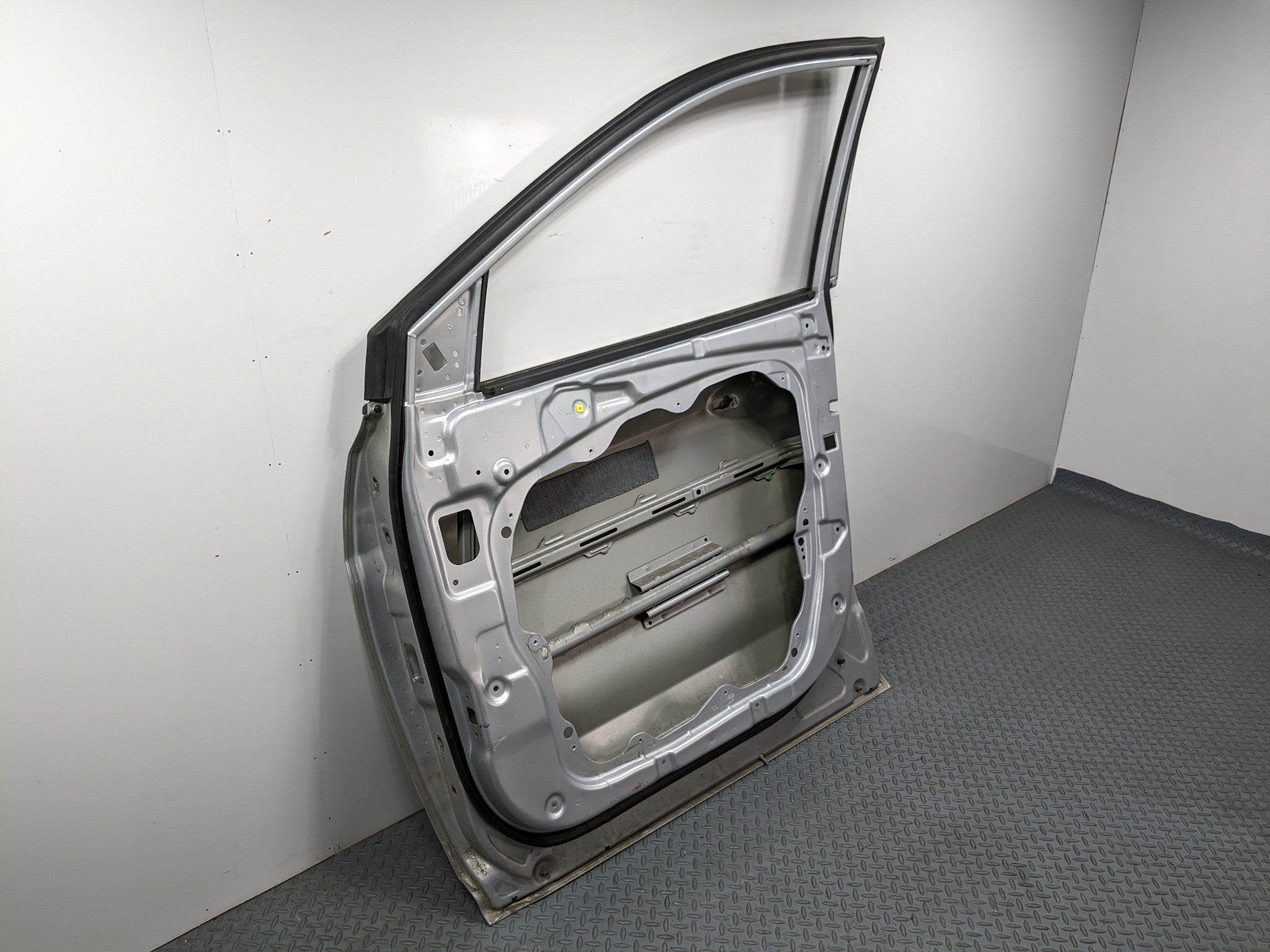 2013 - 2016 HYUNDAI SANTA FE OEM DOOR SHELL PANEL CIRCUIT SILVER FRONT RIGHT
