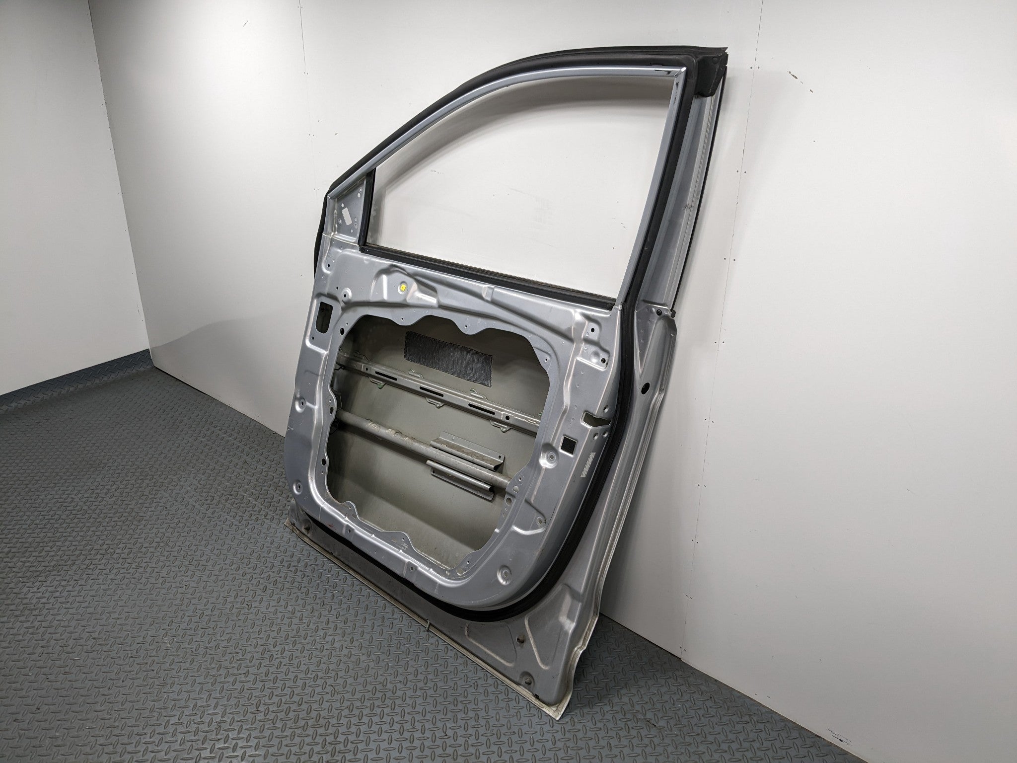 2013 - 2016 HYUNDAI SANTA FE OEM DOOR SHELL PANEL CIRCUIT SILVER FRONT RIGHT