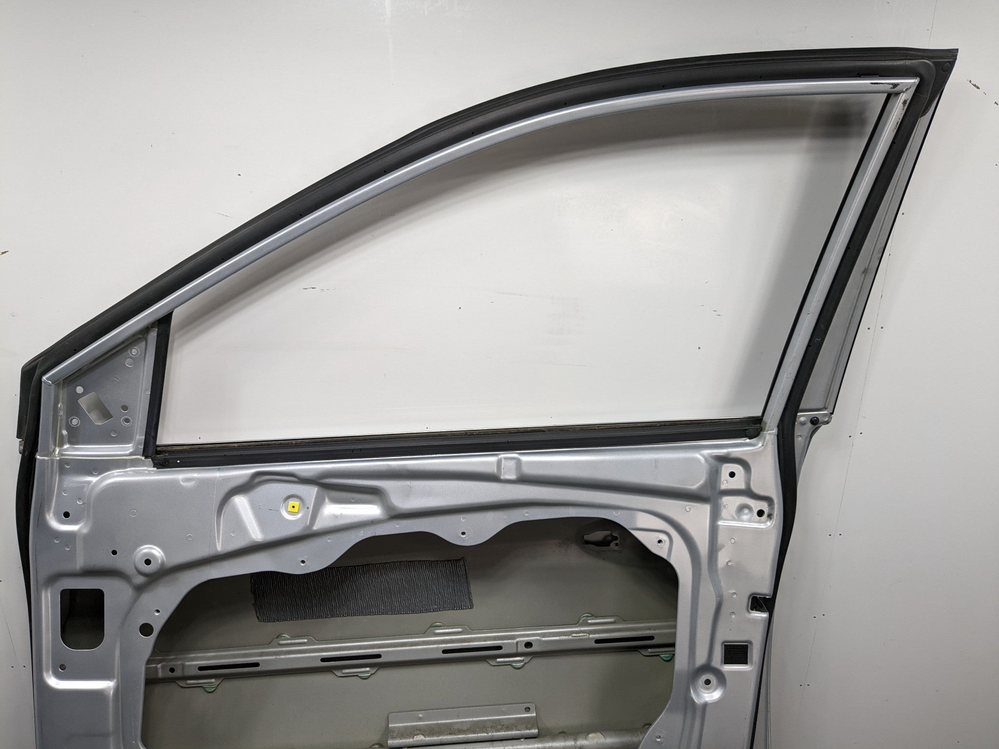 2013 - 2016 HYUNDAI SANTA FE OEM DOOR SHELL PANEL CIRCUIT SILVER FRONT RIGHT
