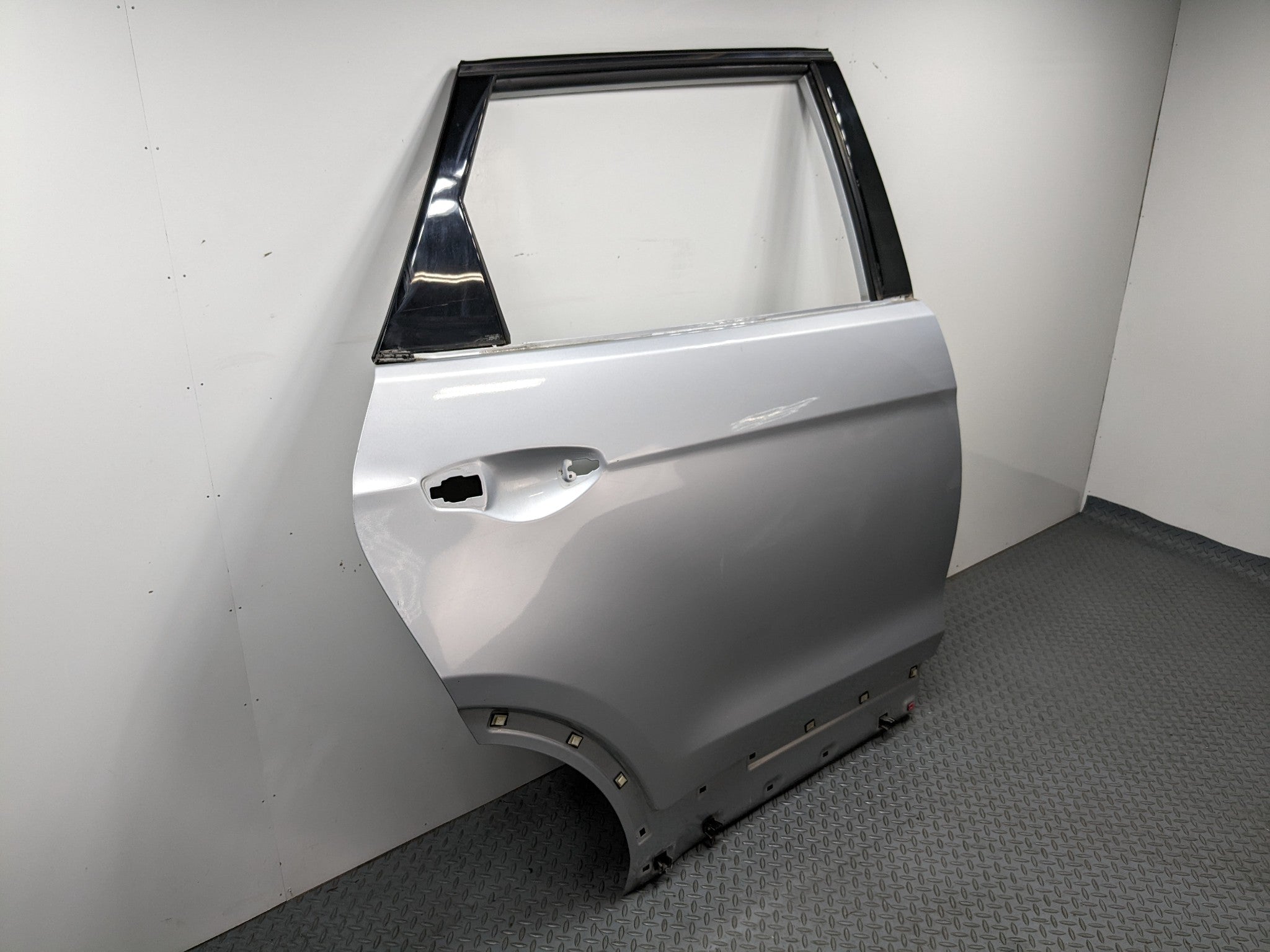 2013 - 2016 HYUNDAI SANTA FE OEM DOOR SHELL PANEL CIRCUIT SILVER REAR RIGHT SIDE