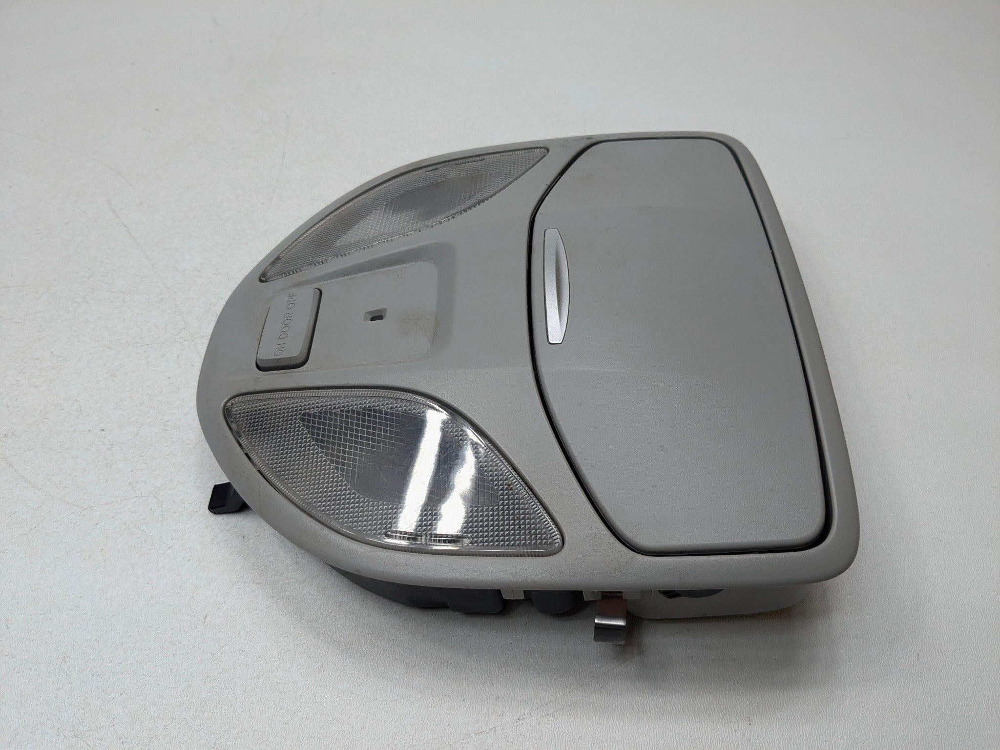 2013 - 2016 HYUNDAI SANTA FE OEM OVERHEAD CONSOLE GRAY MAP DOME LIGHT LAMP FRONT