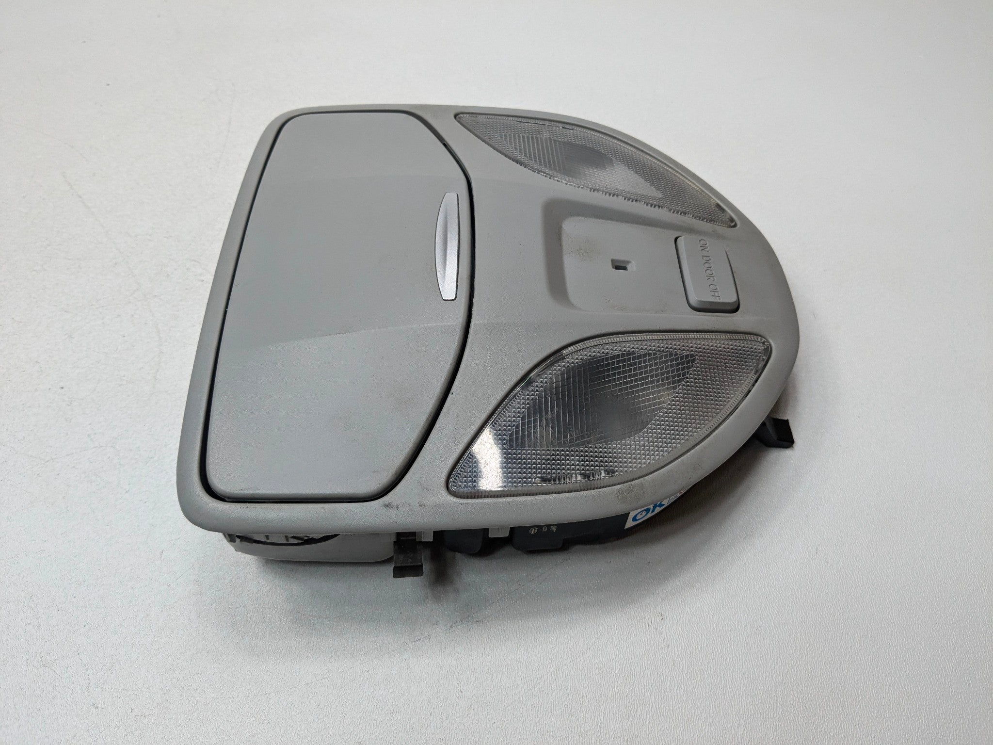 2013 - 2016 HYUNDAI SANTA FE OEM OVERHEAD CONSOLE GRAY MAP DOME LIGHT LAMP FRONT