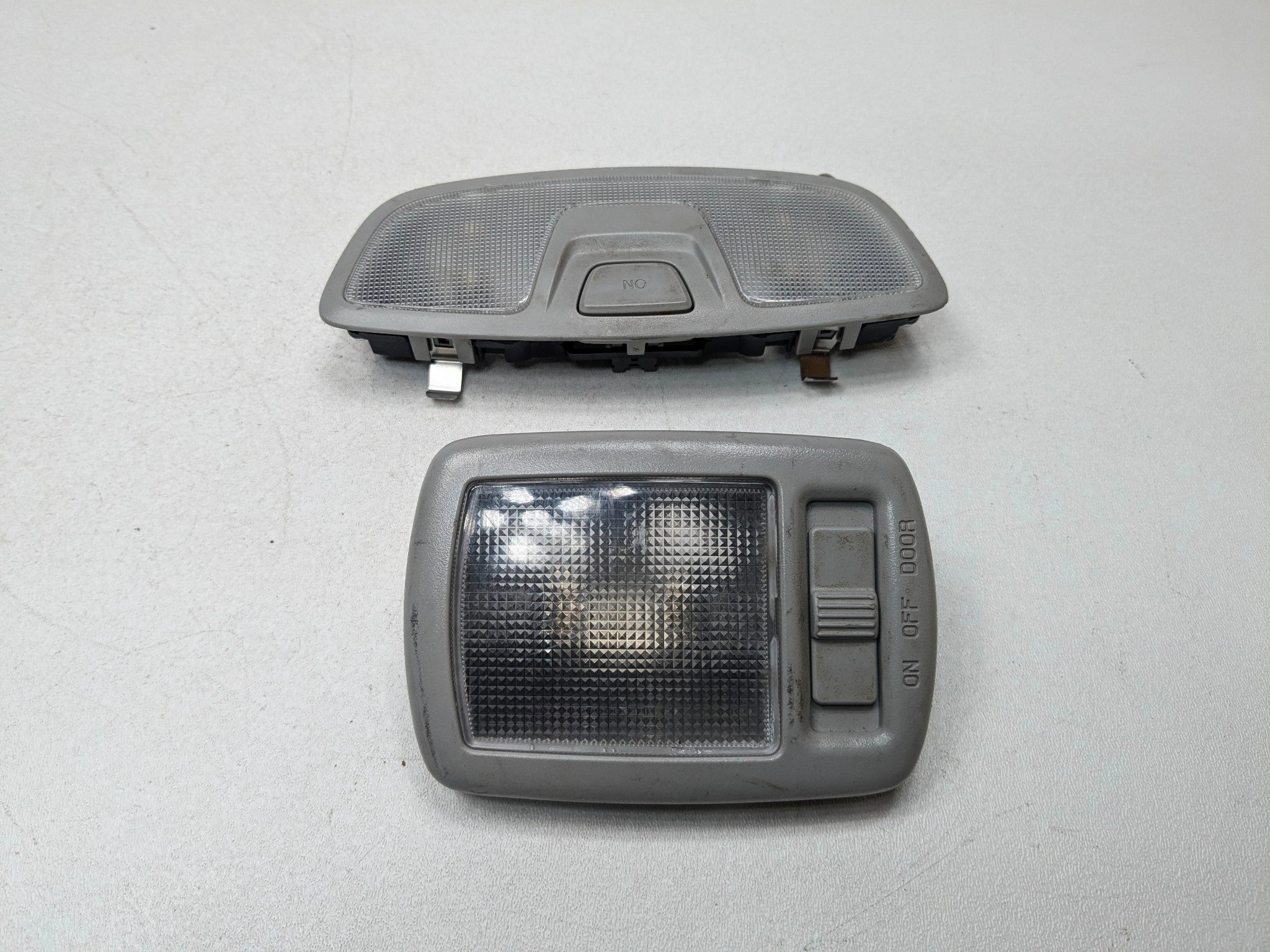 13 - 16 HYUNDAI SANTA FE OEM OVERHEAD HEADLINER DOME LIGHT REAR AND CENTER GRAY
