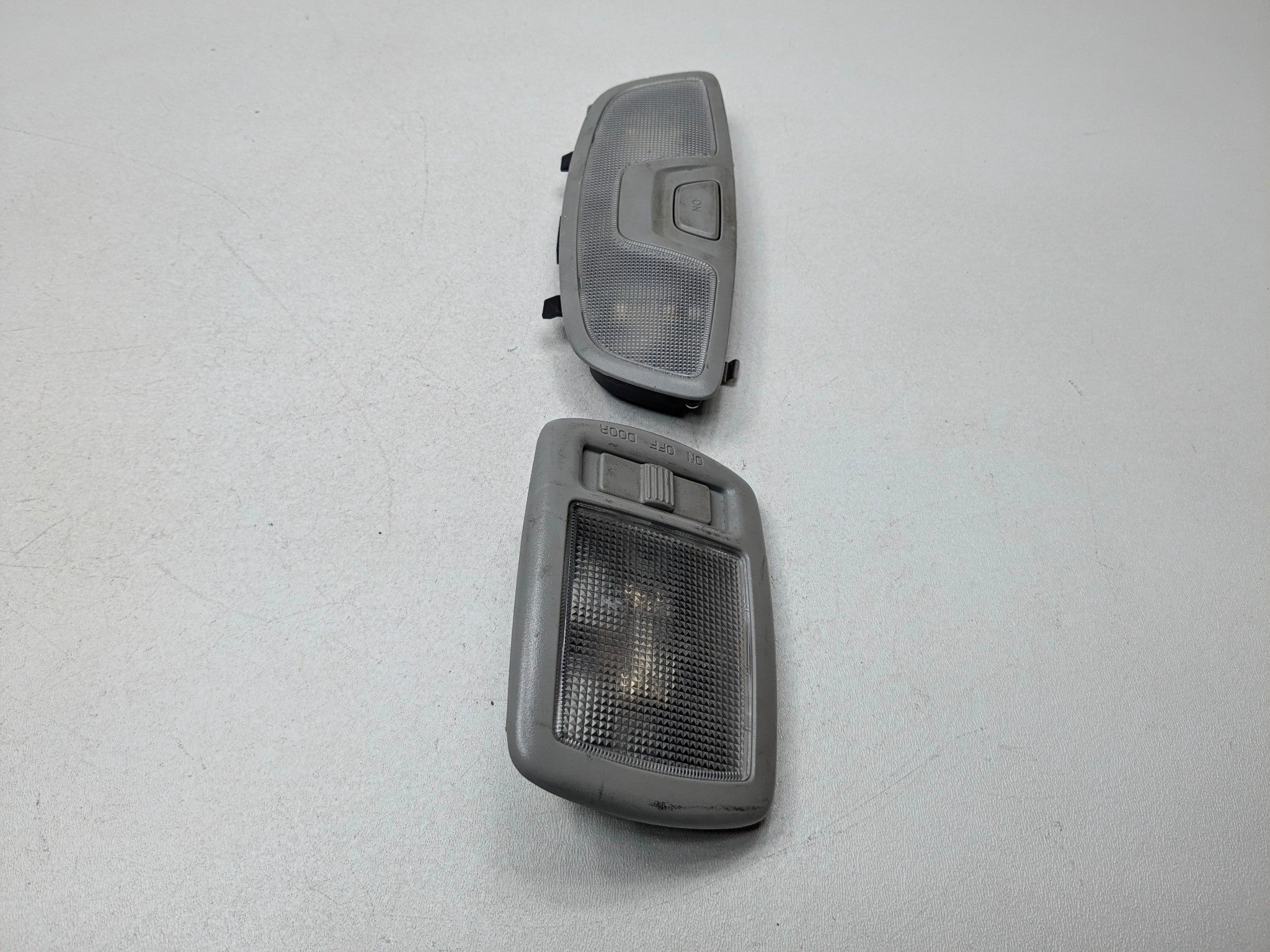 13 - 16 HYUNDAI SANTA FE OEM OVERHEAD HEADLINER DOME LIGHT REAR AND CENTER GRAY