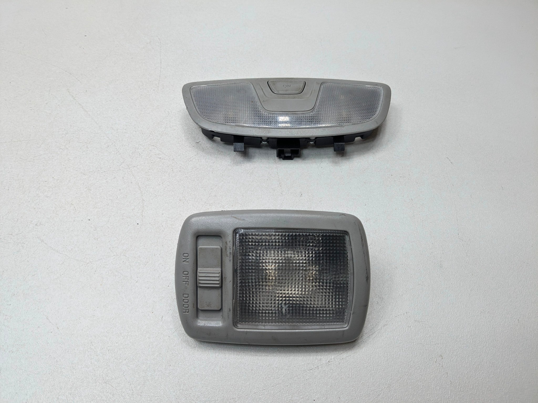 13 - 16 HYUNDAI SANTA FE OEM OVERHEAD HEADLINER DOME LIGHT REAR AND CENTER GRAY
