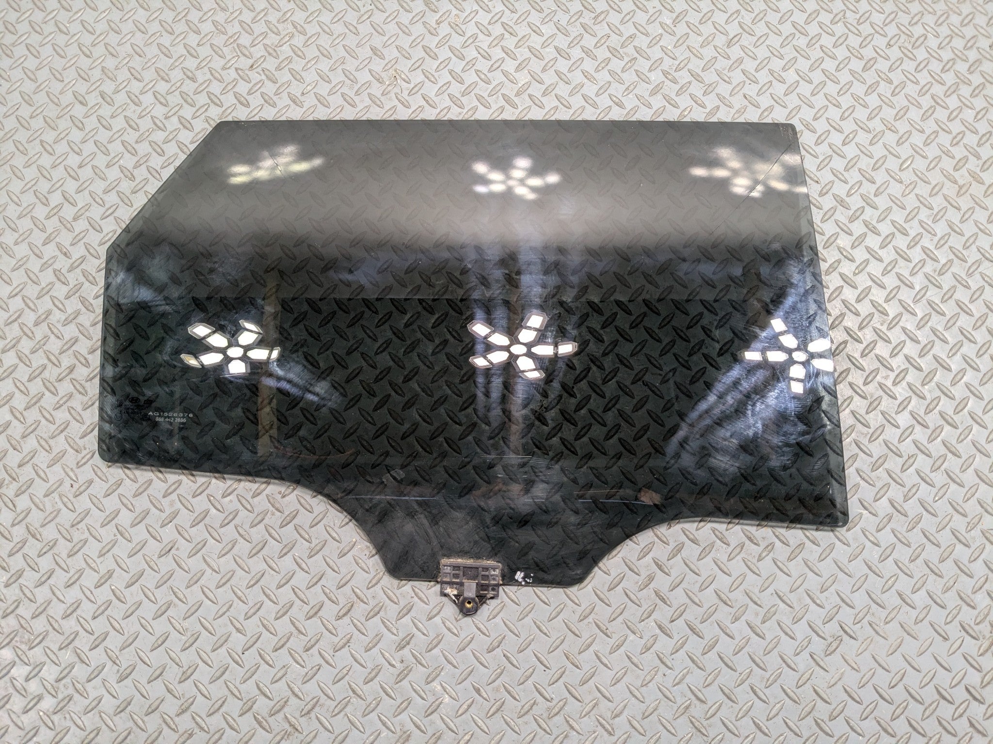 2013 - 2016 HYUNDAI SANTA FE OEM DOOR WINDOW GLASS REAR RIGHT PASSENGER SIDE