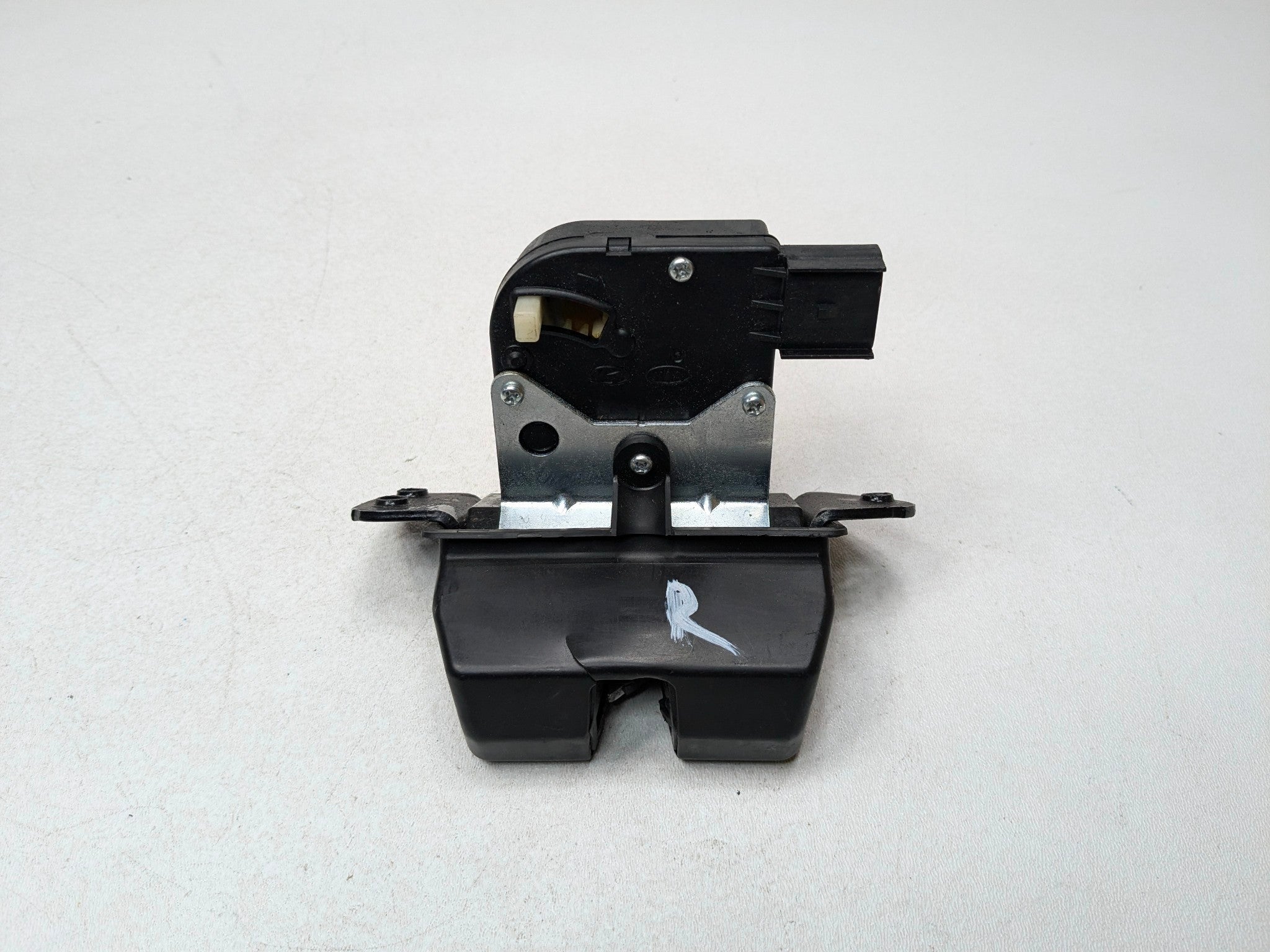 2013 - 2016 HYUNDAI SANTA FE OEM TRUNK LID LATCH LOCK RELEASE ACTUATOR REAR