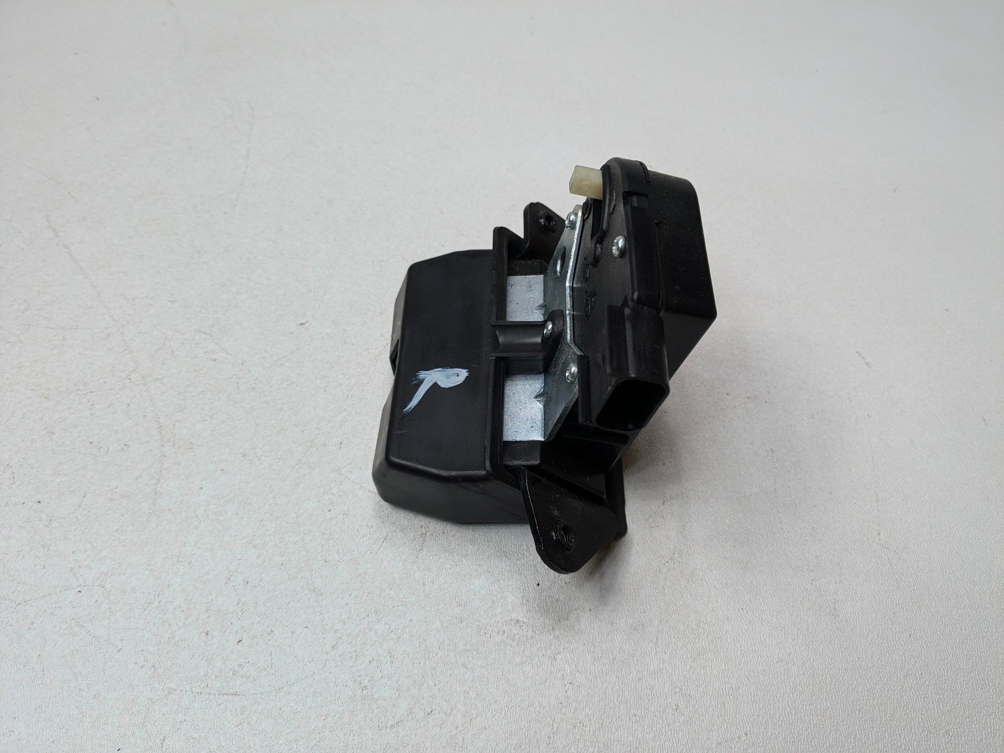 2013 - 2016 HYUNDAI SANTA FE OEM TRUNK LID LATCH LOCK RELEASE ACTUATOR REAR
