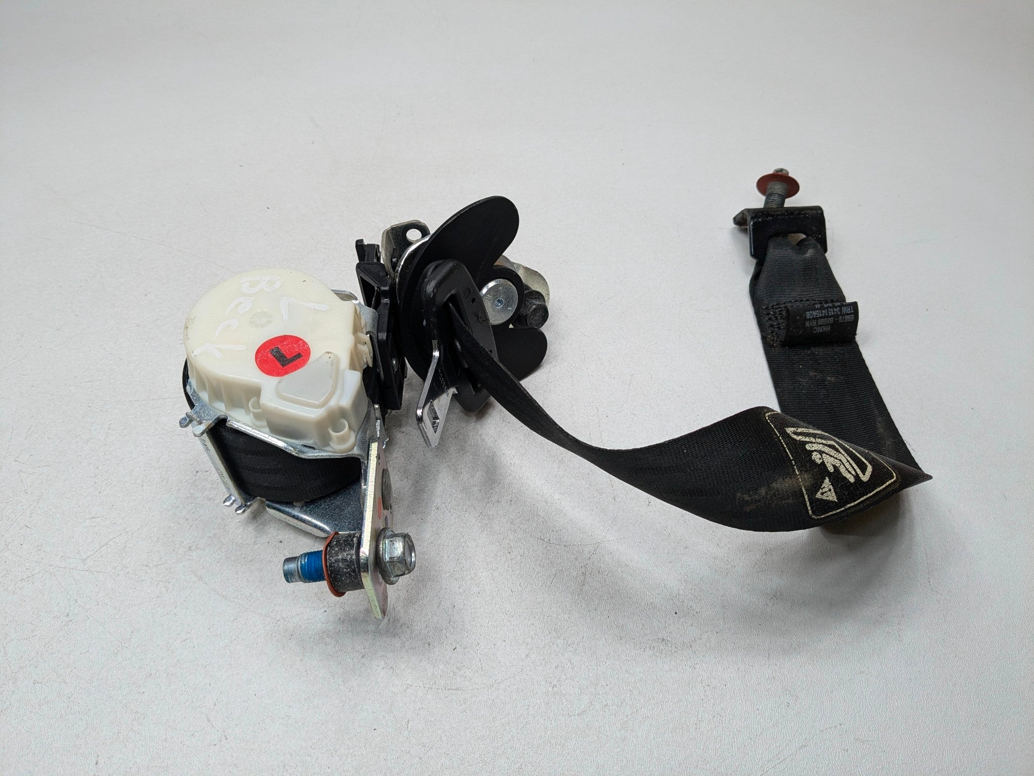 2013 - 2016 HYUNDAI SANTA FE OEM REAR 3RD ROW LEFT SEAT BELT SEATBELT RETRACTOR