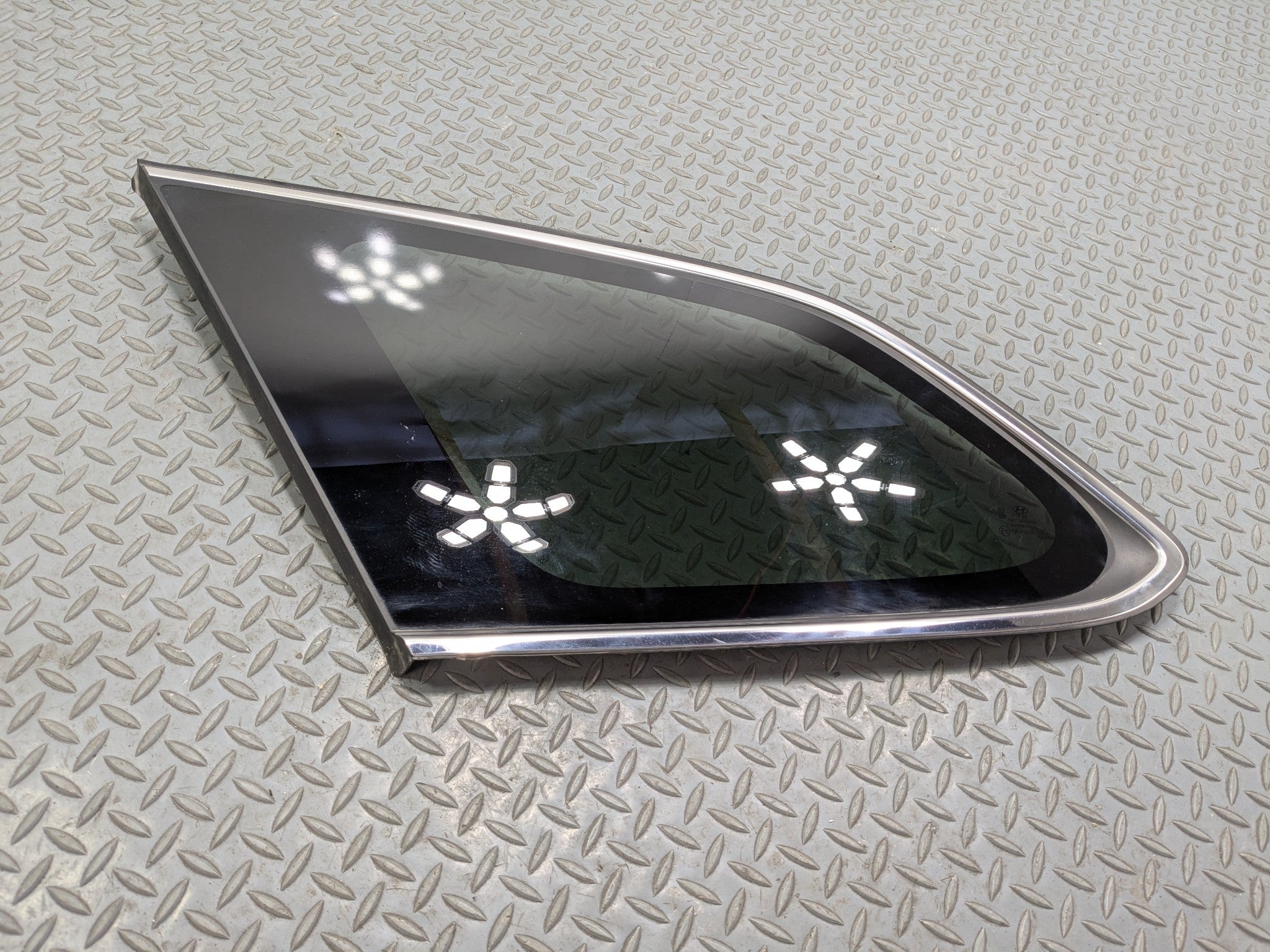 2013 - 2016 HYUNDAI SANTA FE OEM DOOR WINDOW QUARTER GLASS REAR LEFT DRIVER SIDE