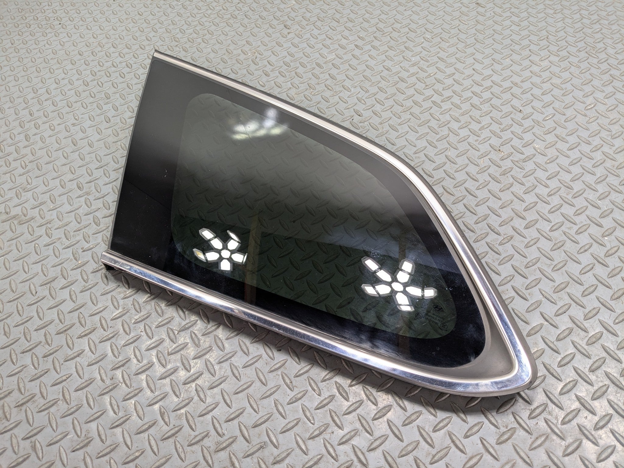 2013 - 2016 HYUNDAI SANTA FE OEM DOOR WINDOW QUARTER GLASS REAR LEFT DRIVER SIDE