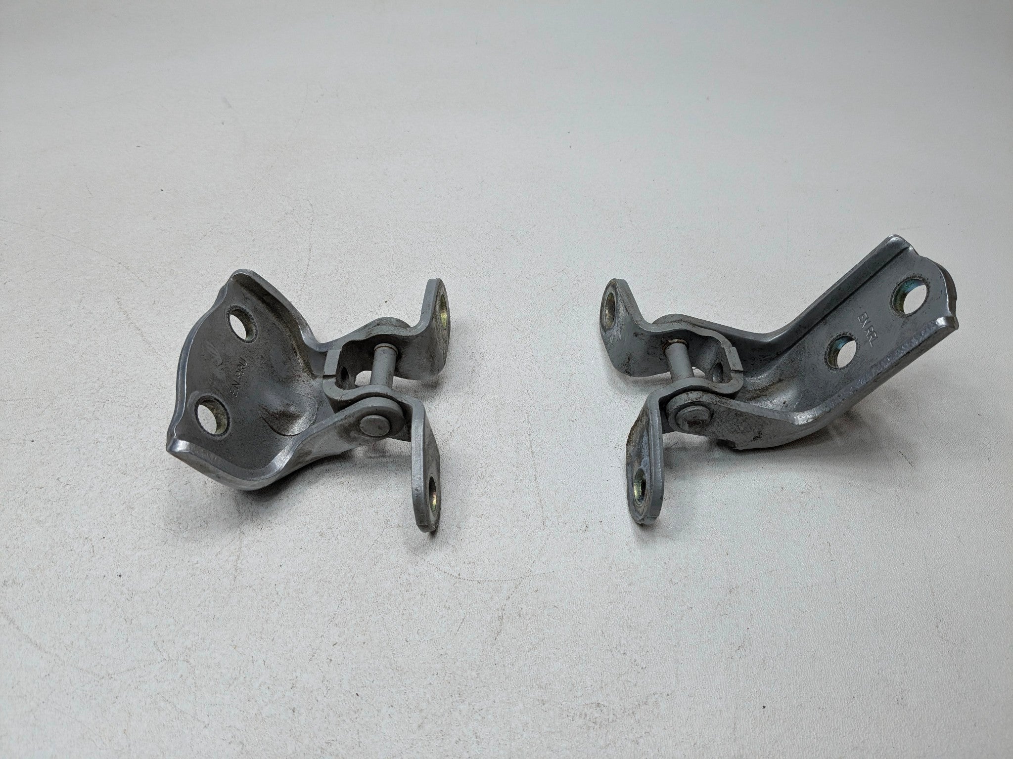 2013 - 2016 HYUNDAI SANTA FE OEM DOOR HINGES SET REAR RIGHT UPPER AND LOWER