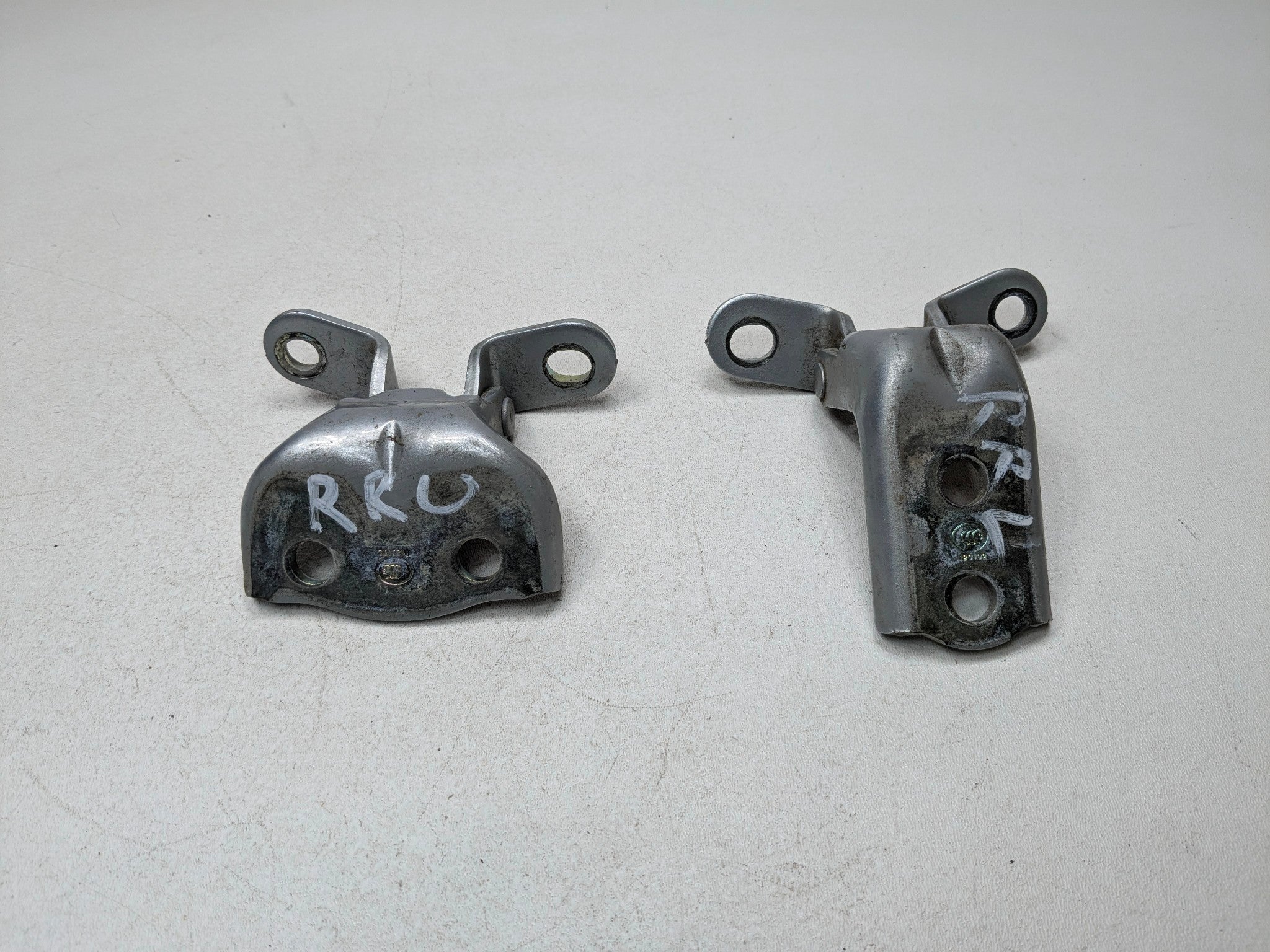 2013 - 2016 HYUNDAI SANTA FE OEM DOOR HINGES SET REAR RIGHT UPPER AND LOWER