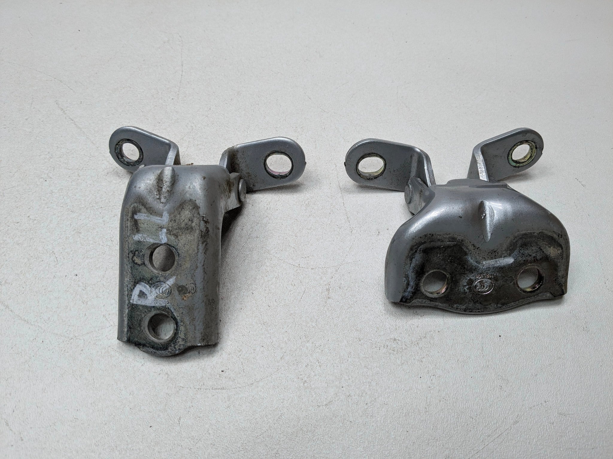2013 - 2016 HYUNDAI SANTA FE OEM DOOR HINGES SET REAR LEFT UPPER AND LOWER