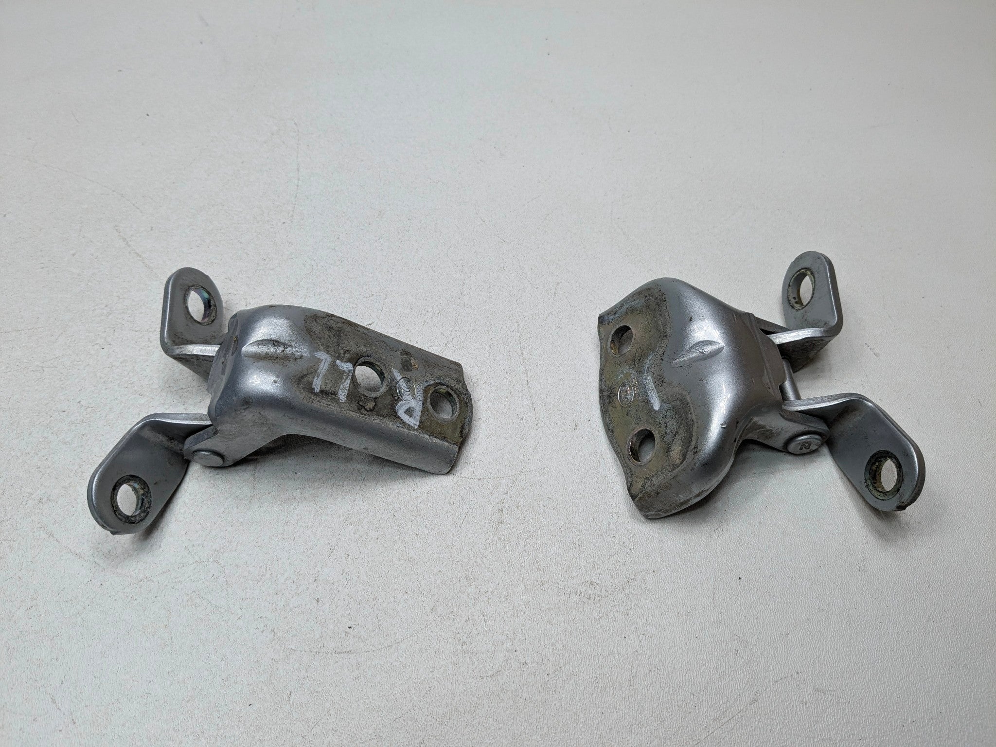 2013 - 2016 HYUNDAI SANTA FE OEM DOOR HINGES SET REAR LEFT UPPER AND LOWER