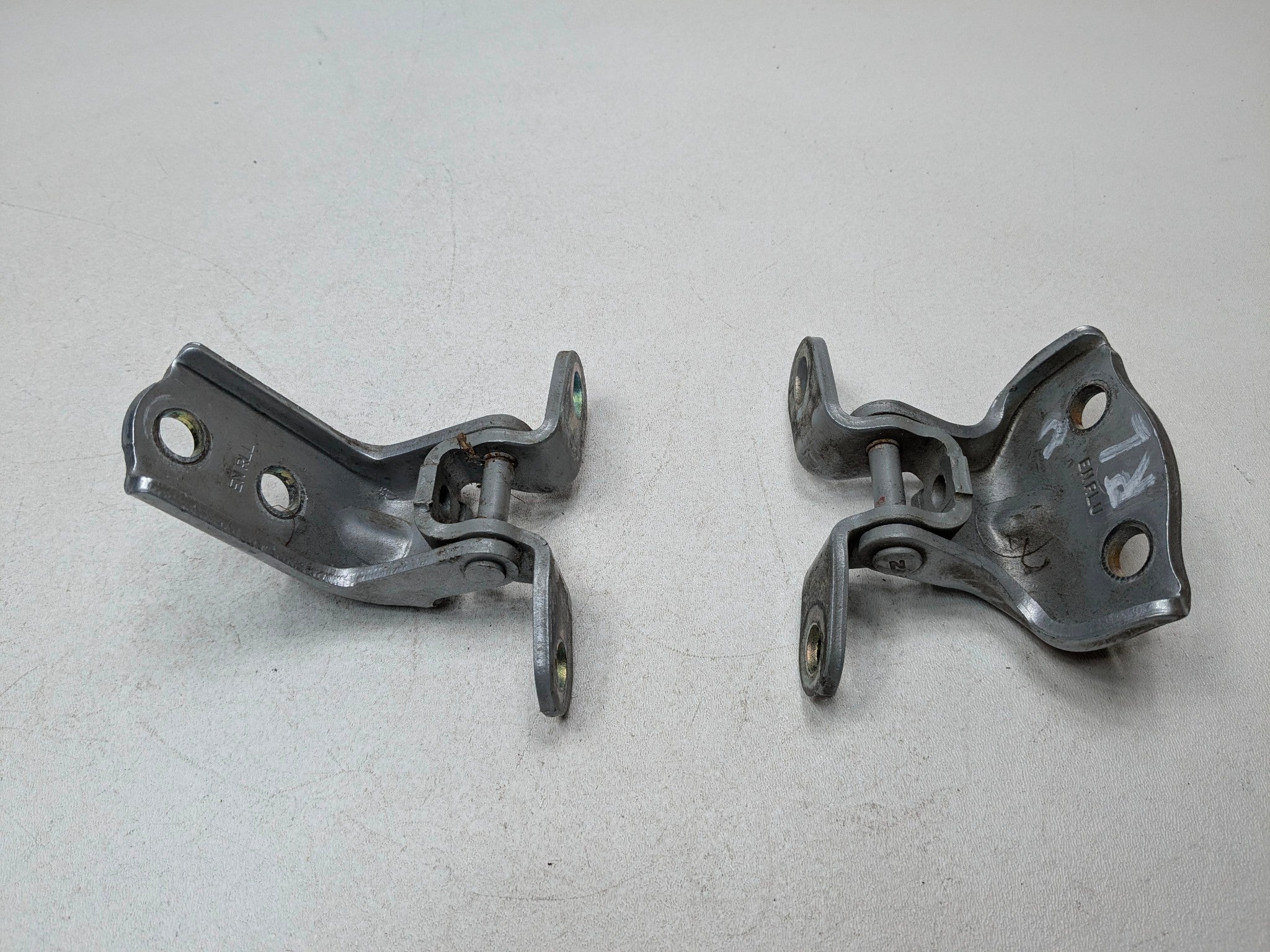 2013 - 2016 HYUNDAI SANTA FE OEM DOOR HINGES SET REAR LEFT UPPER AND LOWER