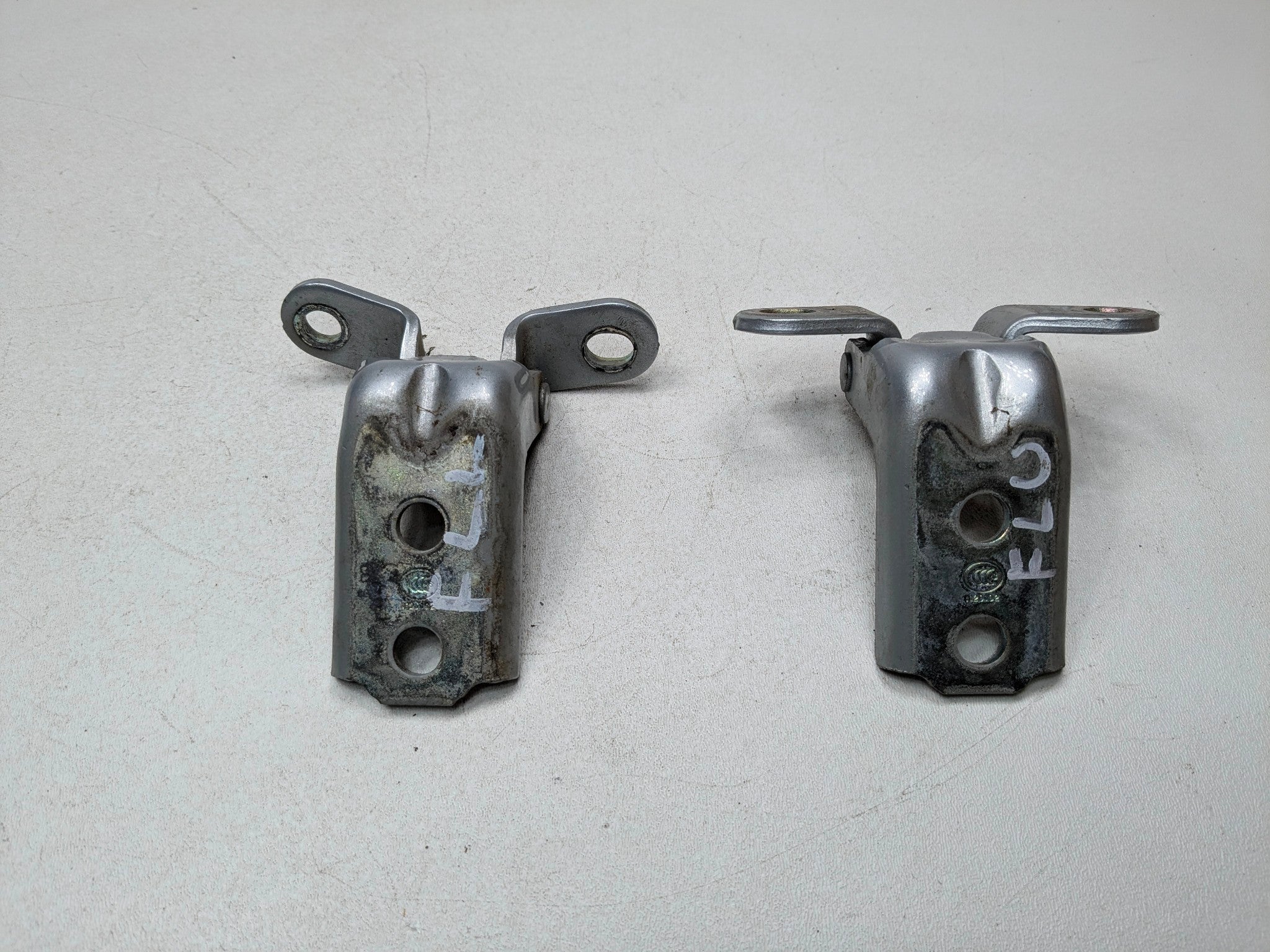 2013 - 2016 HYUNDAI SANTA FE OEM DOOR HINGES SET FRONT LEFT UPPER AND LOWER