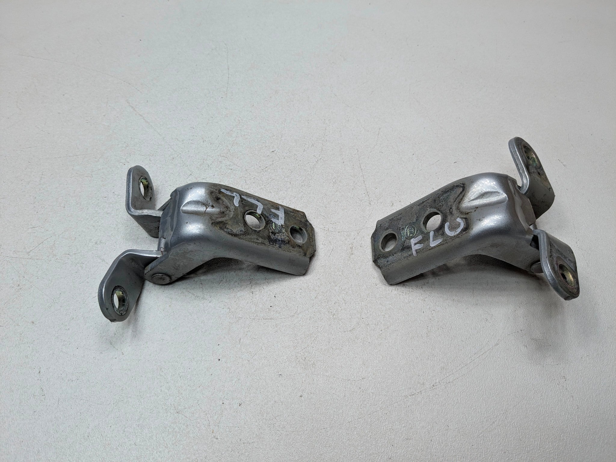 2013 - 2016 HYUNDAI SANTA FE OEM DOOR HINGES SET FRONT LEFT UPPER AND LOWER