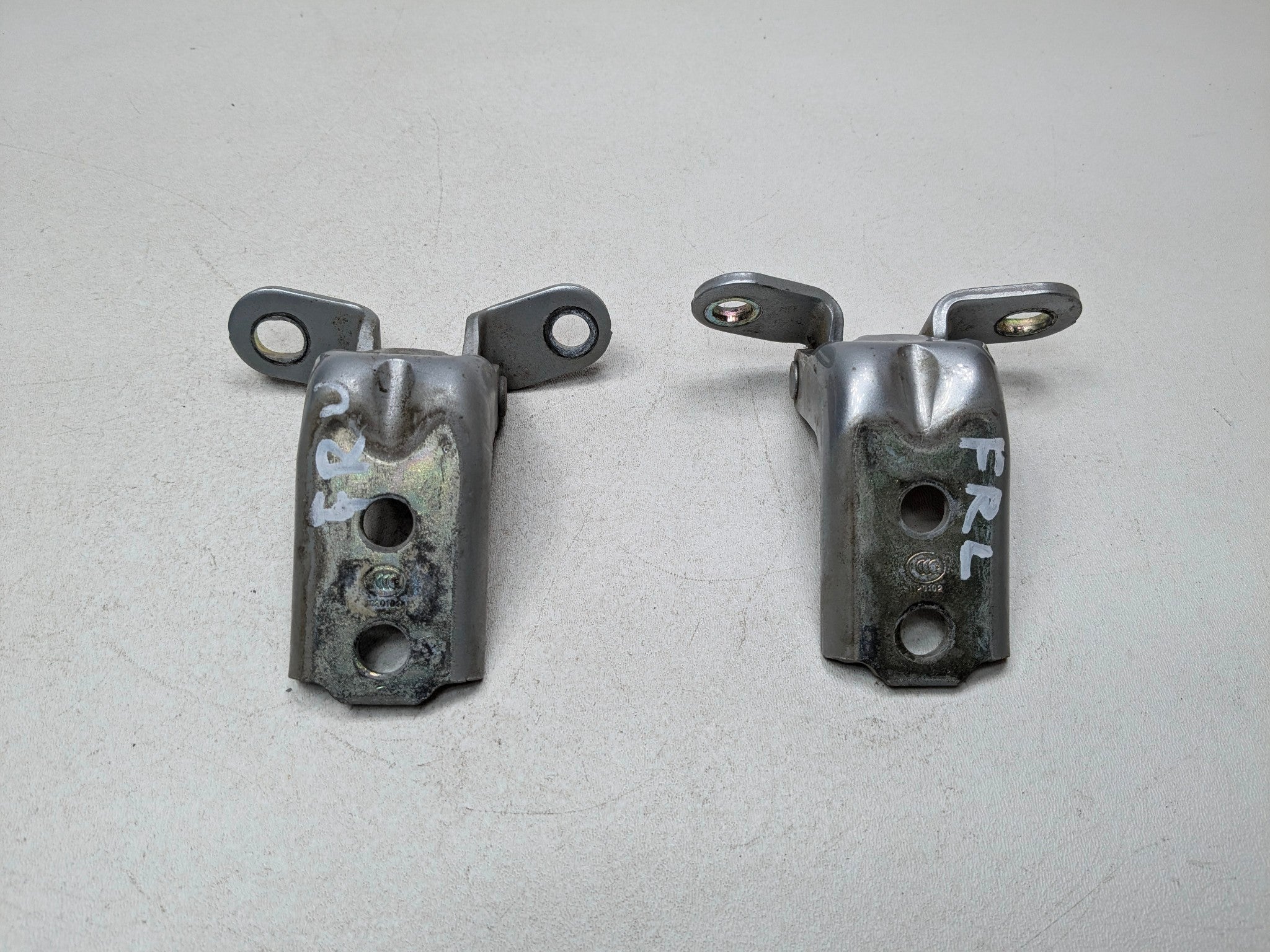 2013 - 2016 HYUNDAI SANTA FE OEM DOOR HINGES SET FRONT RIGHT UPPER AND LOWER