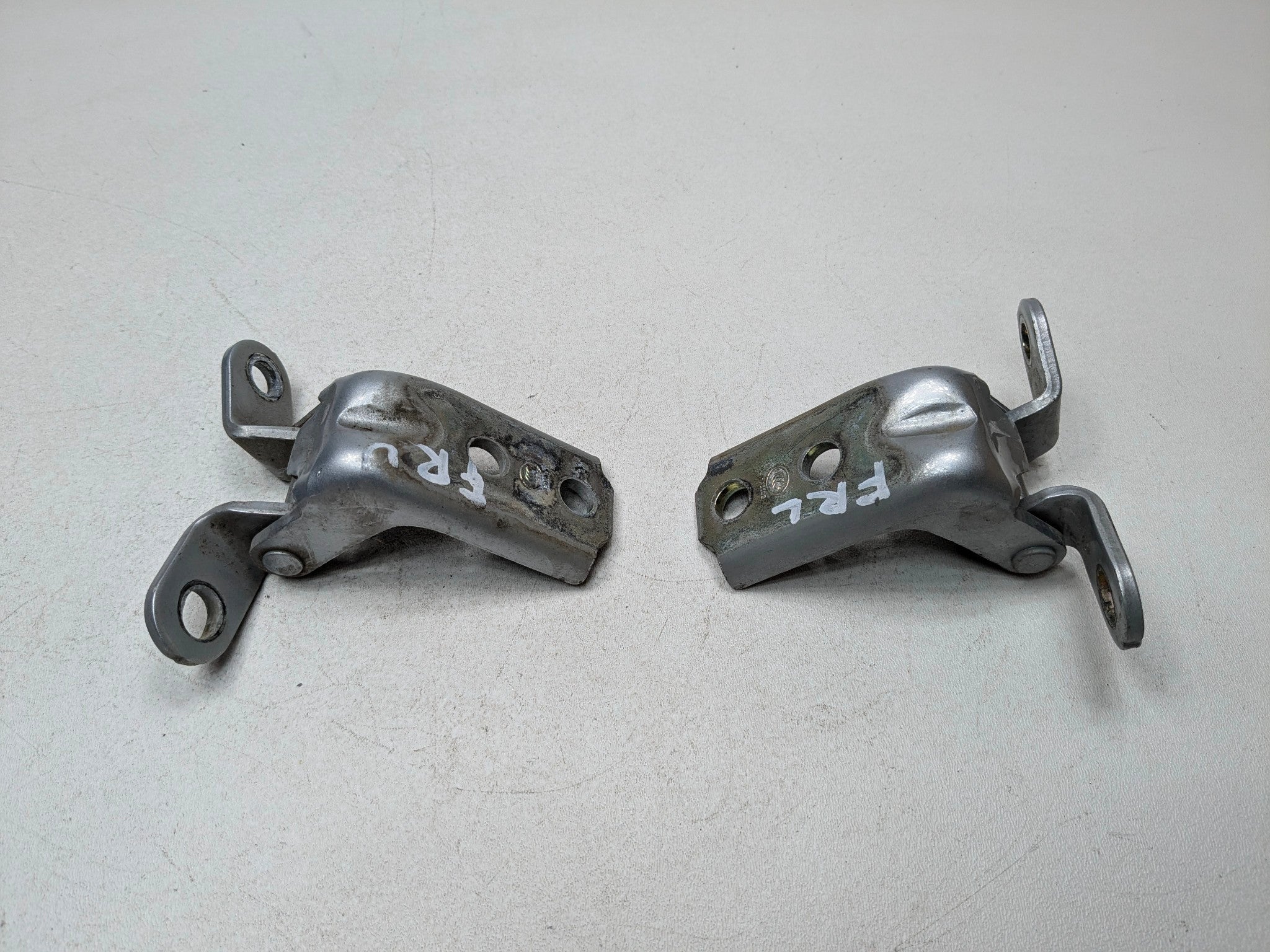 2013 - 2016 HYUNDAI SANTA FE OEM DOOR HINGES SET FRONT RIGHT UPPER AND LOWER