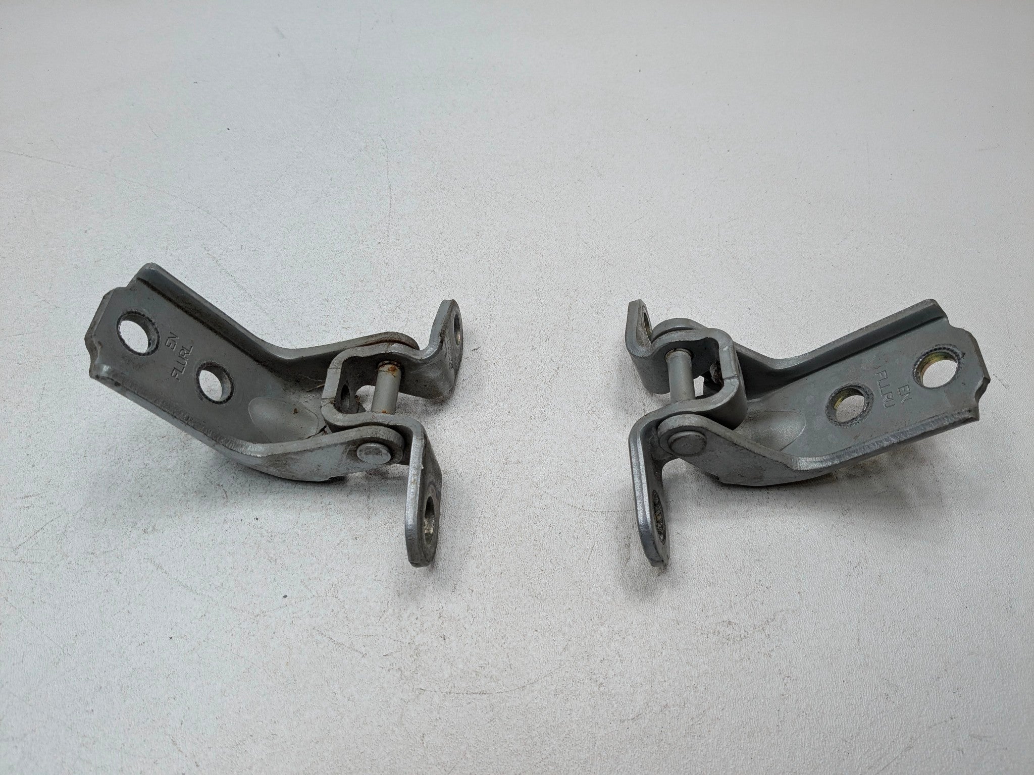 2013 - 2016 HYUNDAI SANTA FE OEM DOOR HINGES SET FRONT RIGHT UPPER AND LOWER