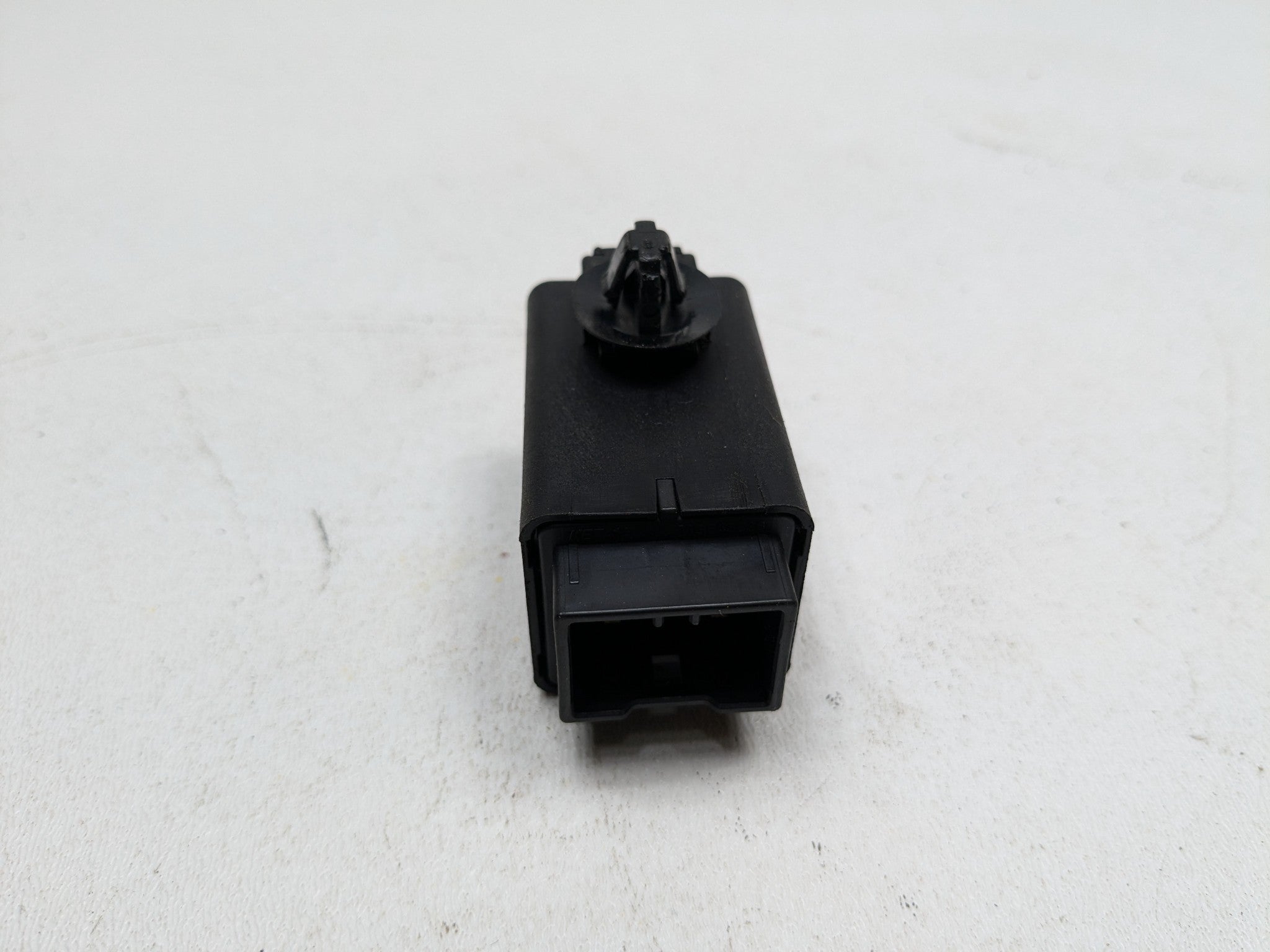 2013 - 2016 HYUNDAI SANTA FE OEM RELAY STOP SIGNAL CONTROL MODULE UNIT