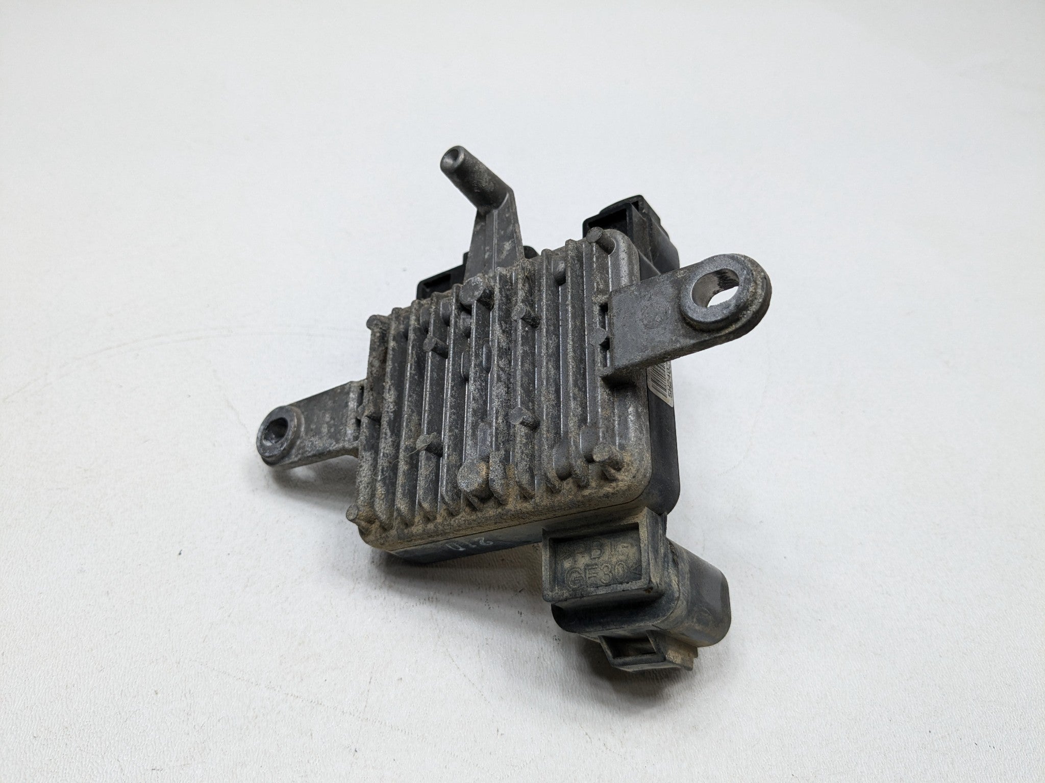 2013 - 2016 HYUNDAI SANTA FE OEM ENGINE COOLING FAN COMPUTER CONTROL MODULE