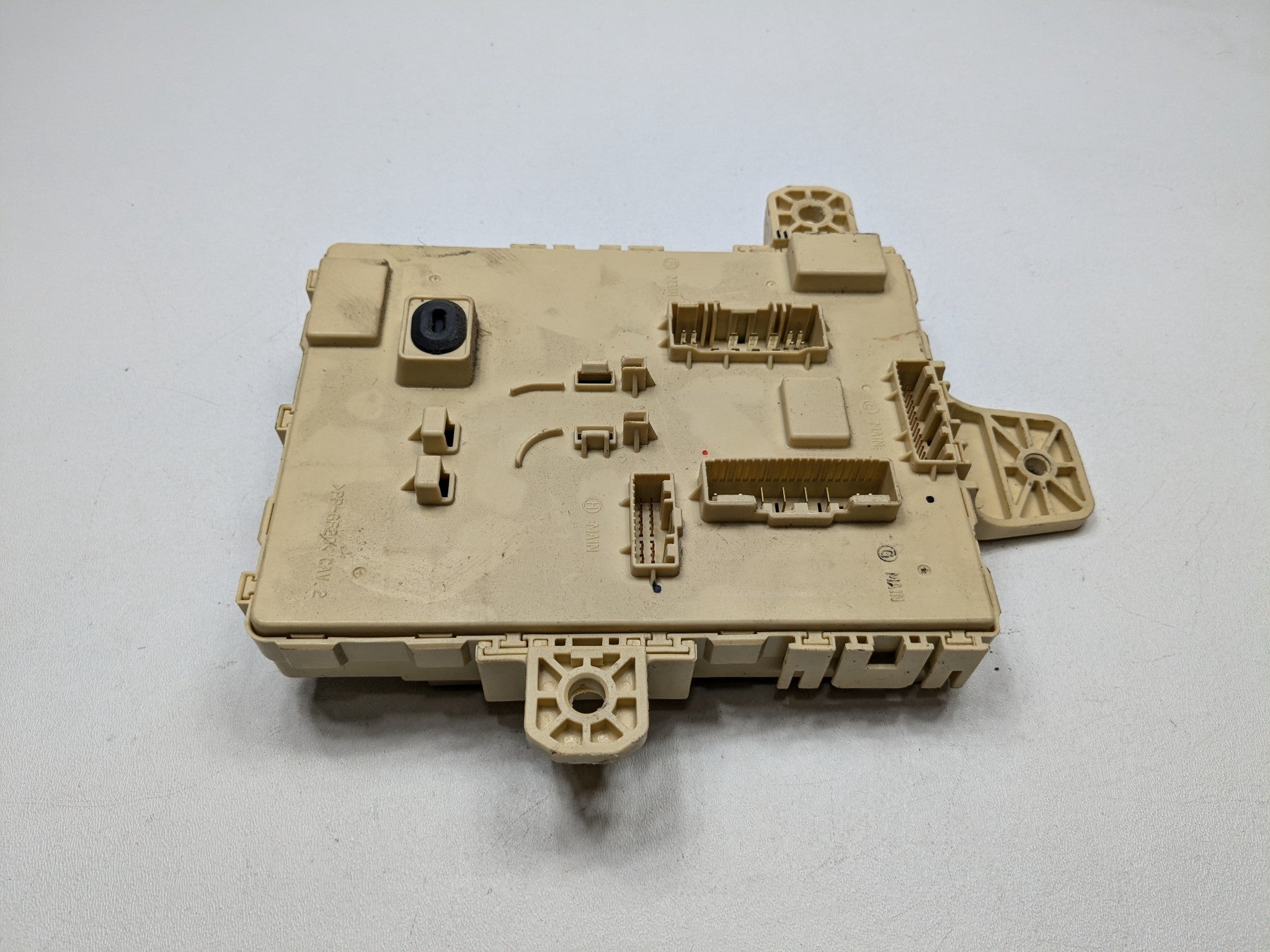 2013 - 2016 HYUNDAI SANTA FE OEM INTERIOR CABIN JUNCTION RELAY FUSE BOX