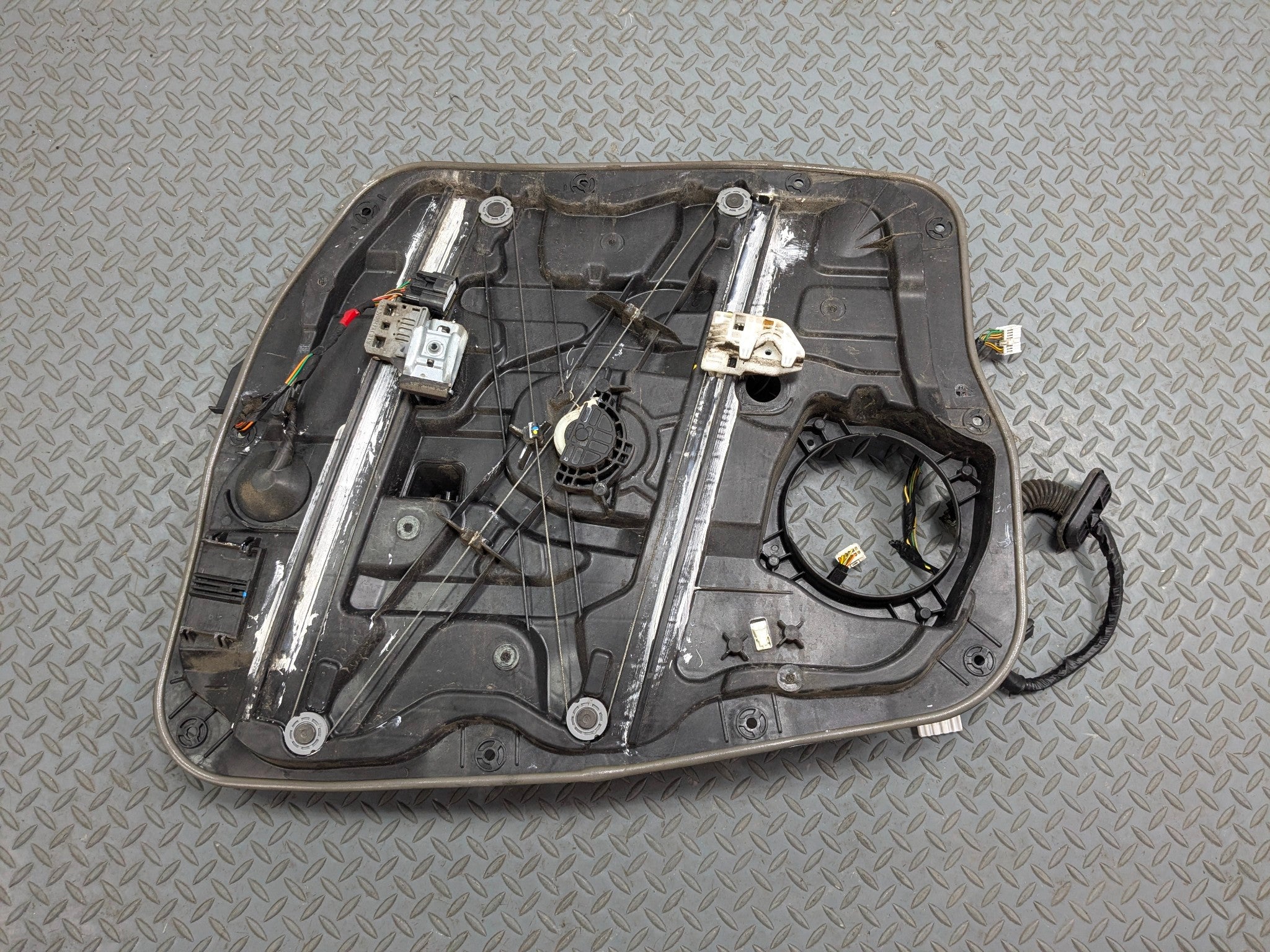 2013 - 2016 HYUNDAI SANTA FE OEM DOOR WINDOW REGUALTOR PANEL FRONT LEFT SIDE
